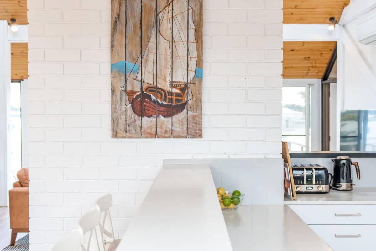 The Glass House 103 Bristow-Smith Ave Goolwa South - BYO Linen