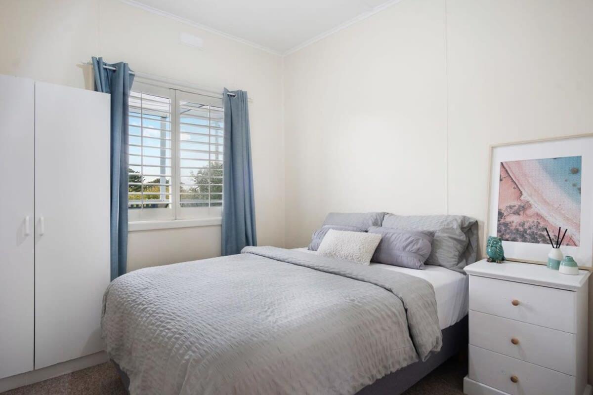 The Blue Bunyip - 3 Bunyip St - No Linen Included - Near the Beach