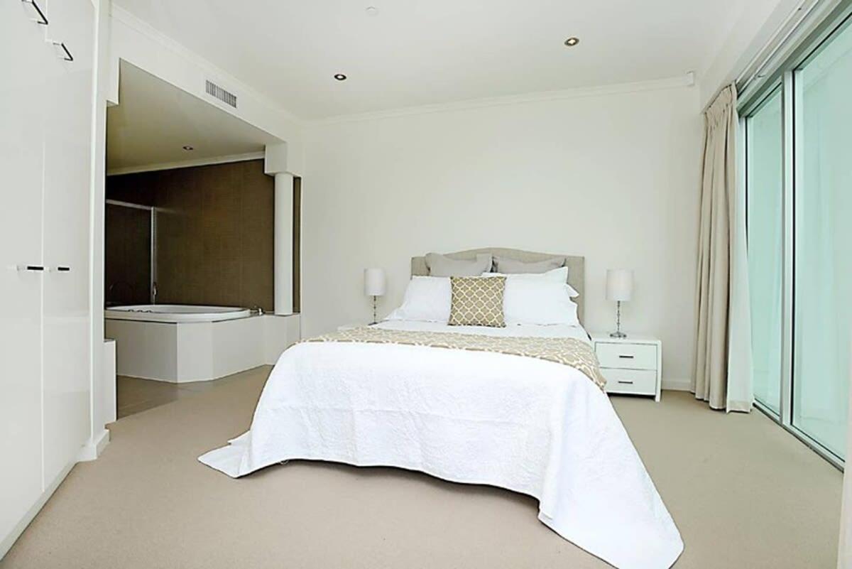 Gallery 7 - Town Centre - Wi-Fi - Linen Included