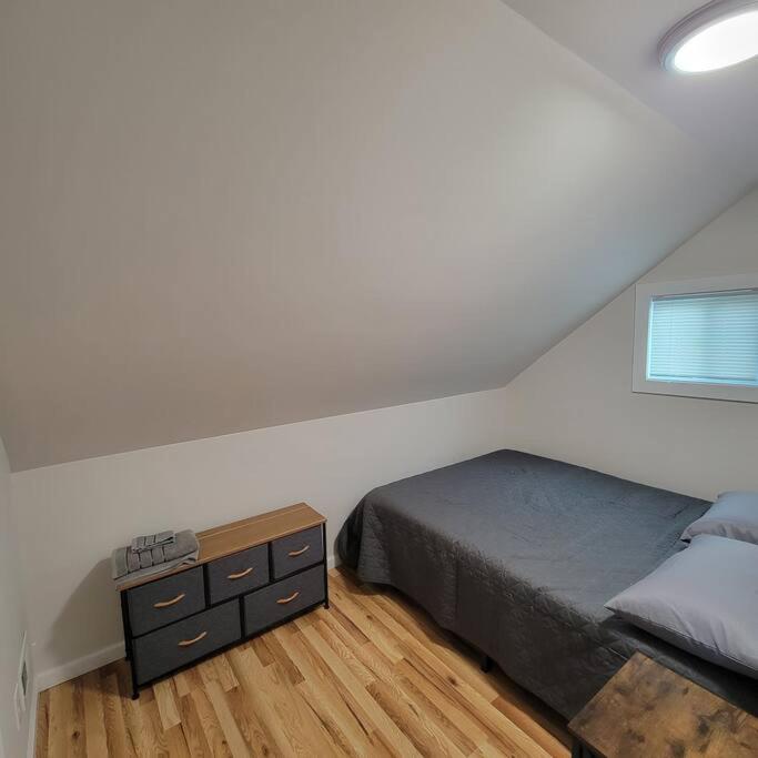 Beautifull Whole House! Walk to Niagara Falls! 4 Bedroom Home view 2