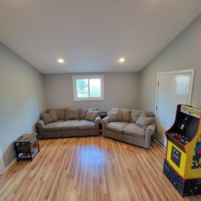 Beautifull Whole House! Walk to Niagara Falls! 4 Bedroom Home view 3