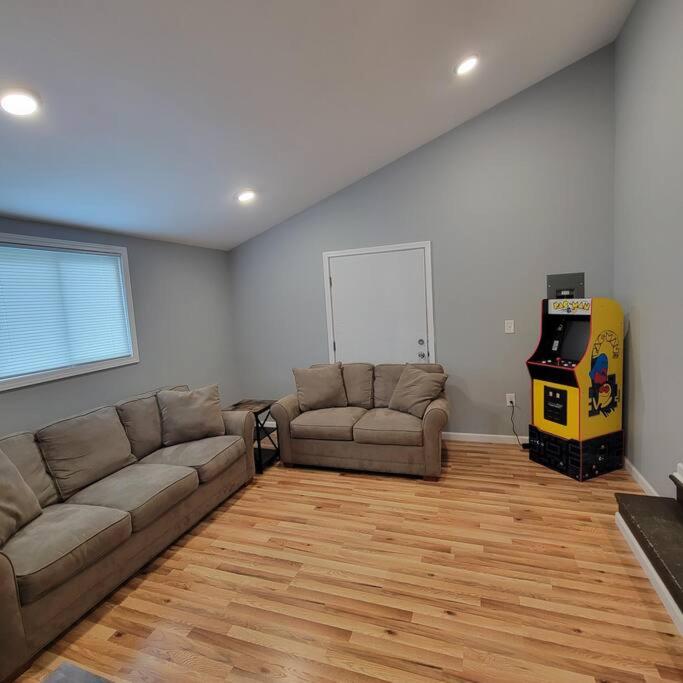 Beautifull Whole House! Walk to Niagara Falls! 4 Bedroom Home view 5
