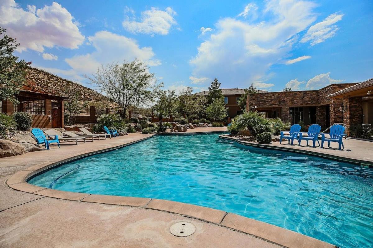 B2 Poolside Palace Top Floor 3 Bdrm Sunset View view 3
