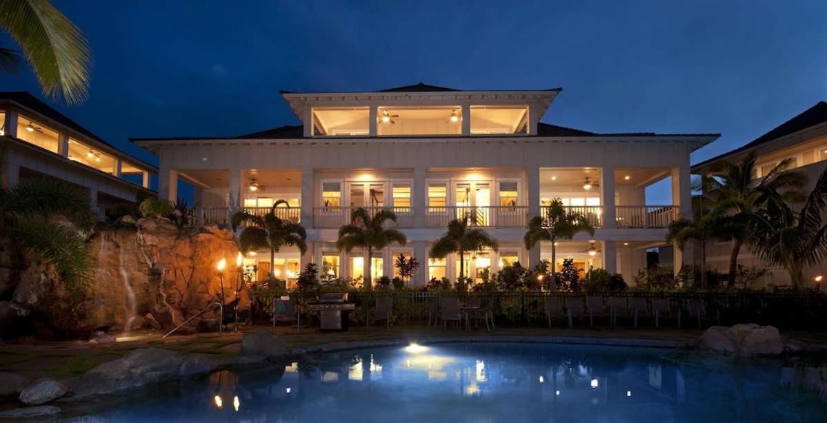 Hotel D210 Second Floor 3-bedroom Poolside Lanai - Image 1