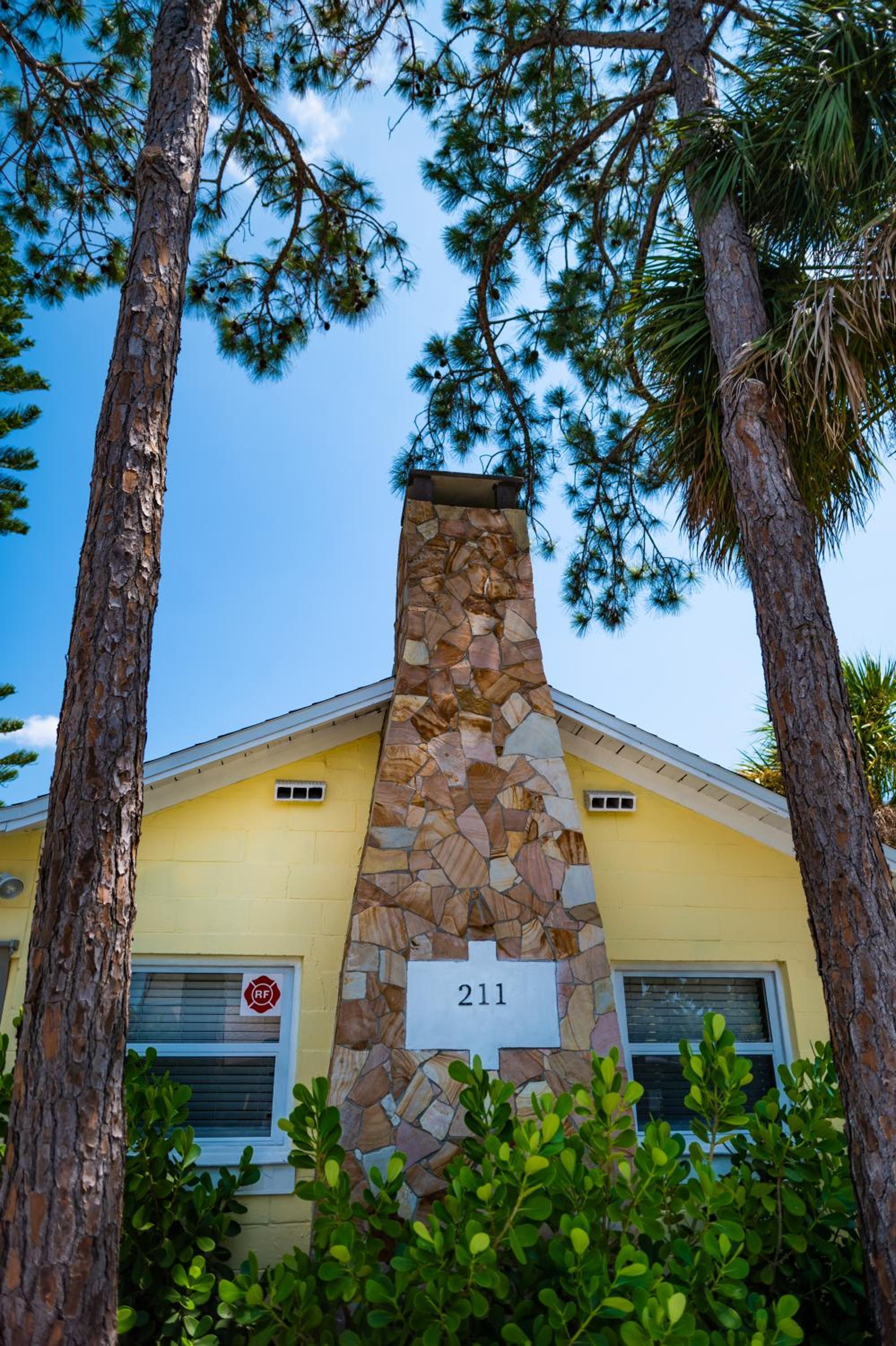 Mid-Century 1bd House - Beach Gear - 5min Walk to Beach view 2