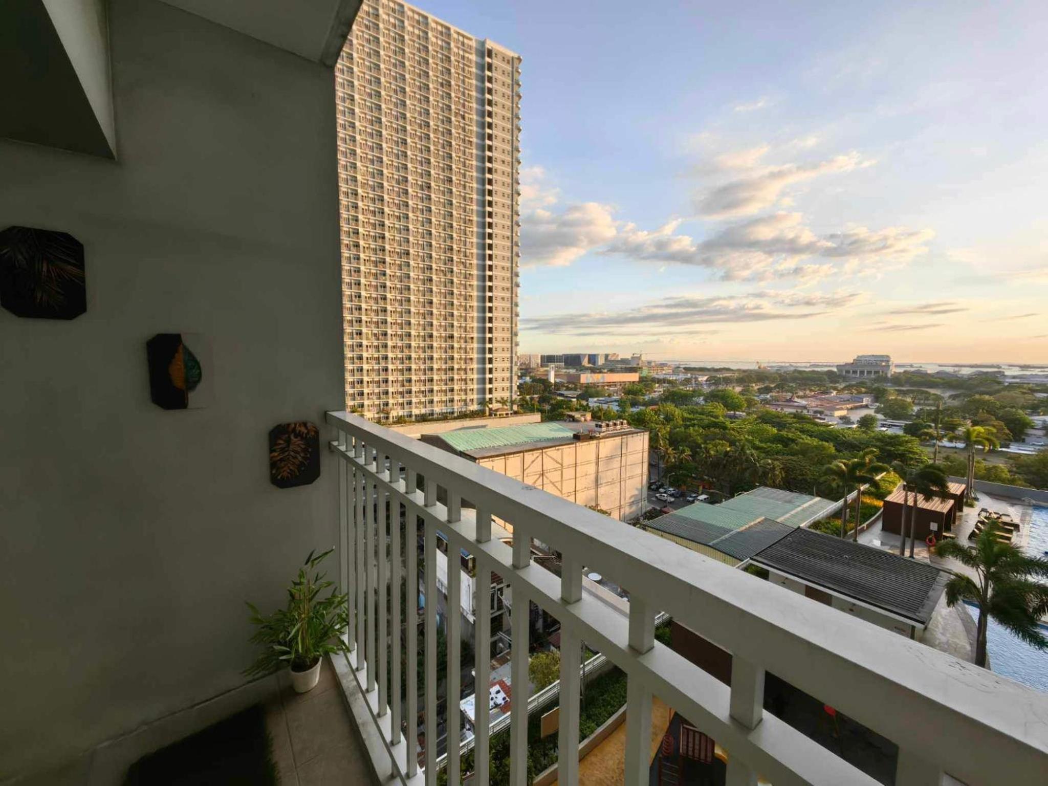 Condo Near MOA, NAIA, PICC, & CCP that is comfy with a view! view 4