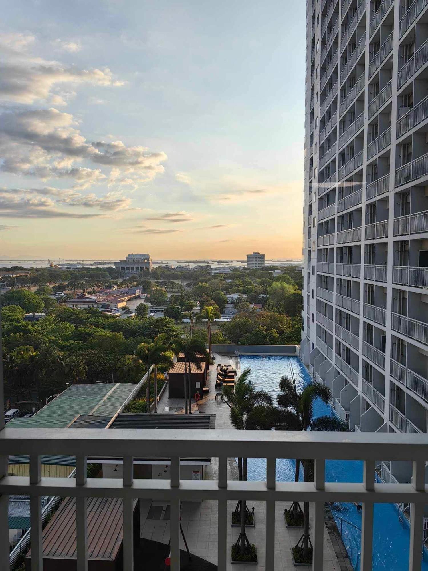 Condo Near MOA, NAIA, PICC, & CCP that is comfy with a view! view 2