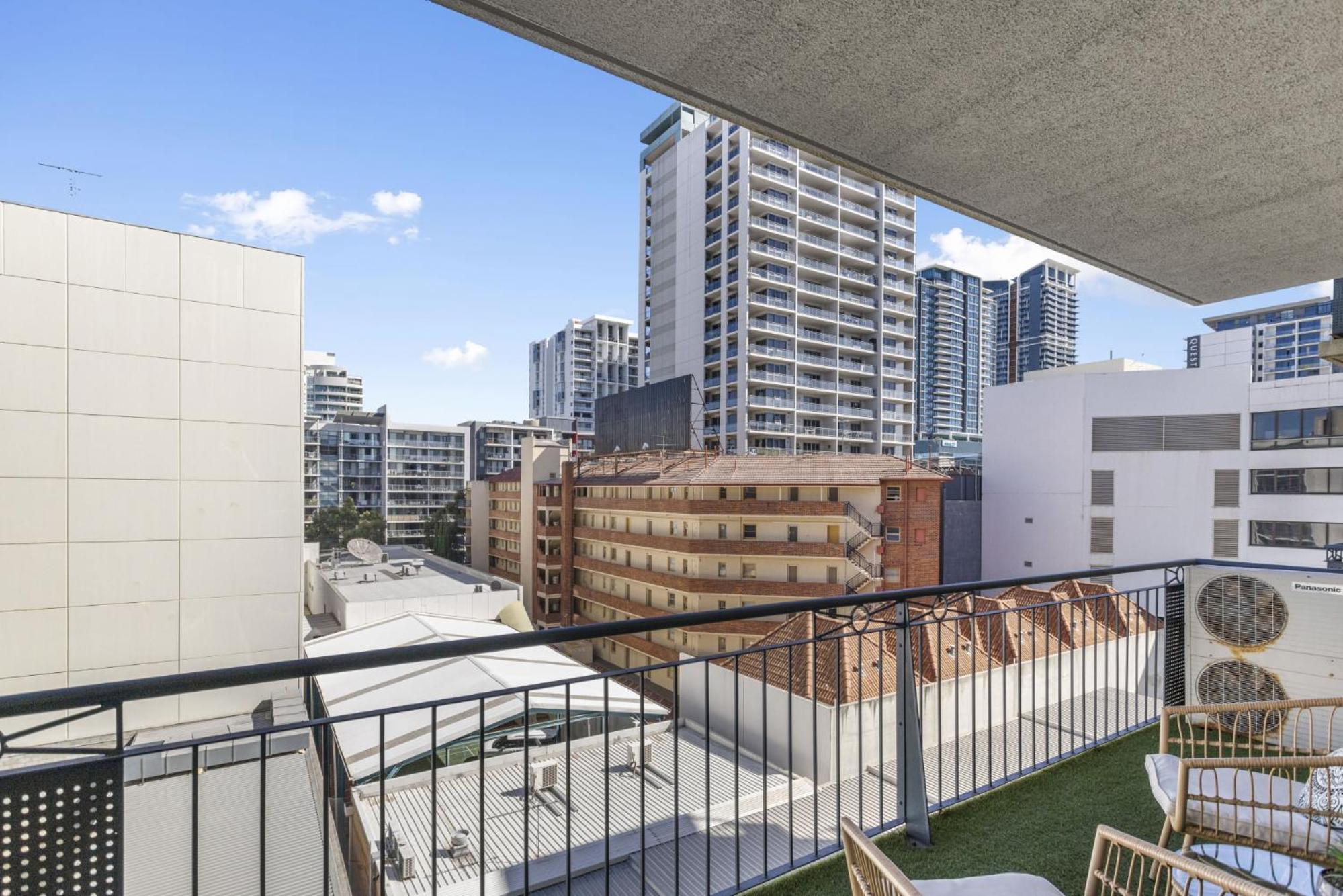 City Living Retreat - 2BR Apartment in East Perth