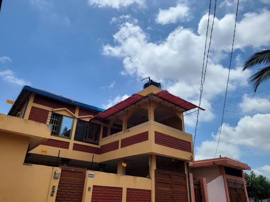 trois chambres et salon avec balcon à Porto Novo
