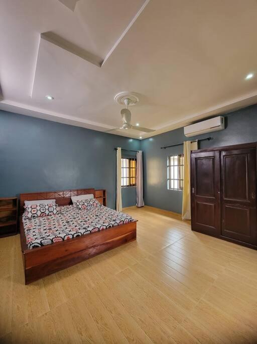 trois chambres et salon avec balcon à Porto Novo