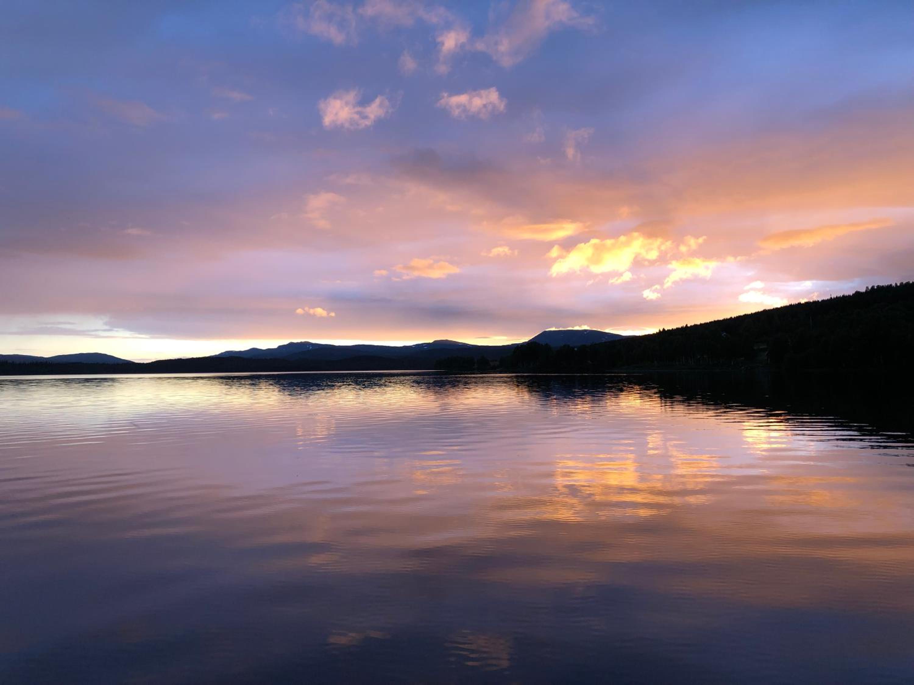 Nyrestaurert og koselig hytte ved Skjelbredvatnet.
