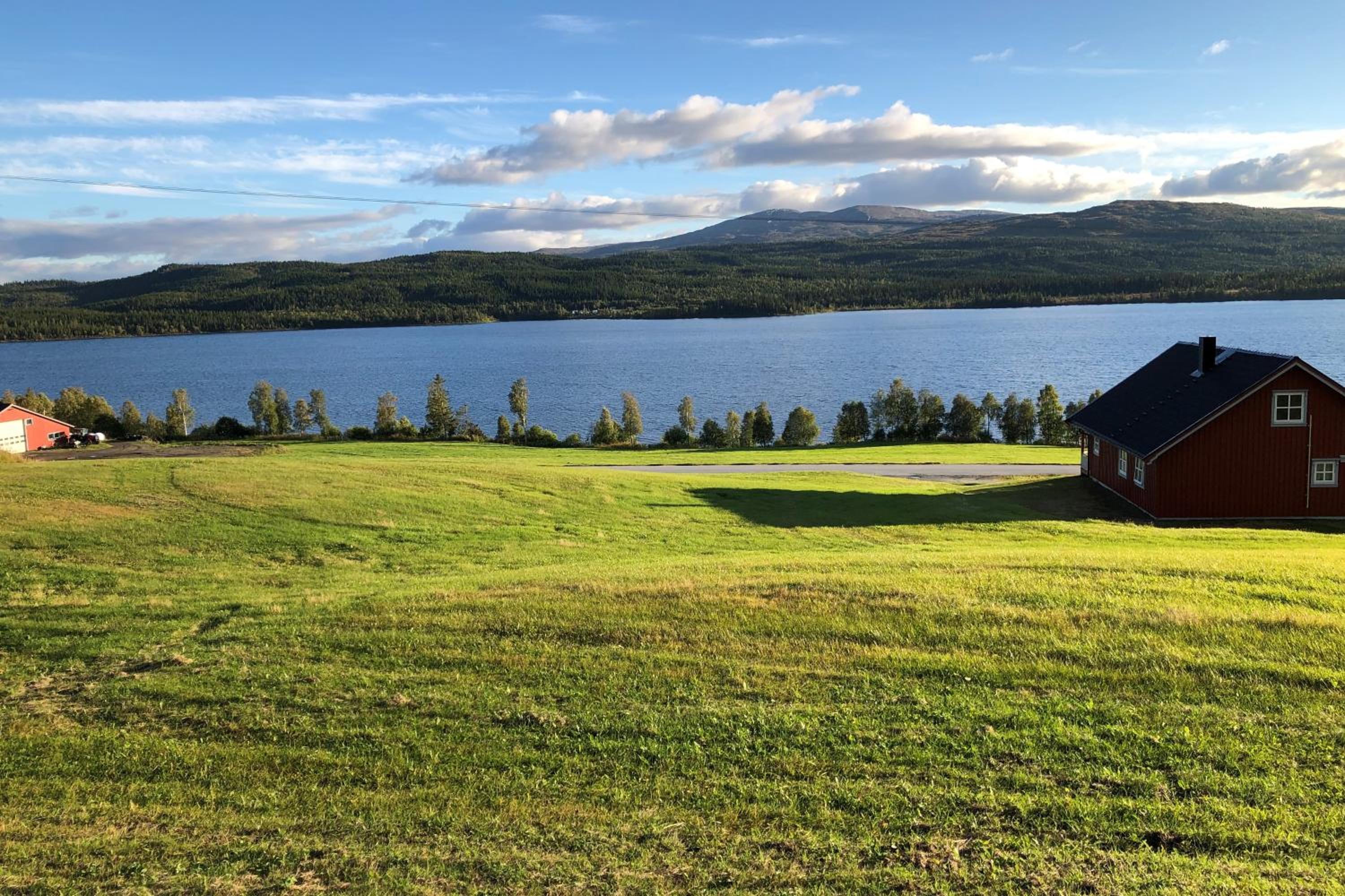 Nyrestaurert og koselig hytte ved Skjelbredvatnet.