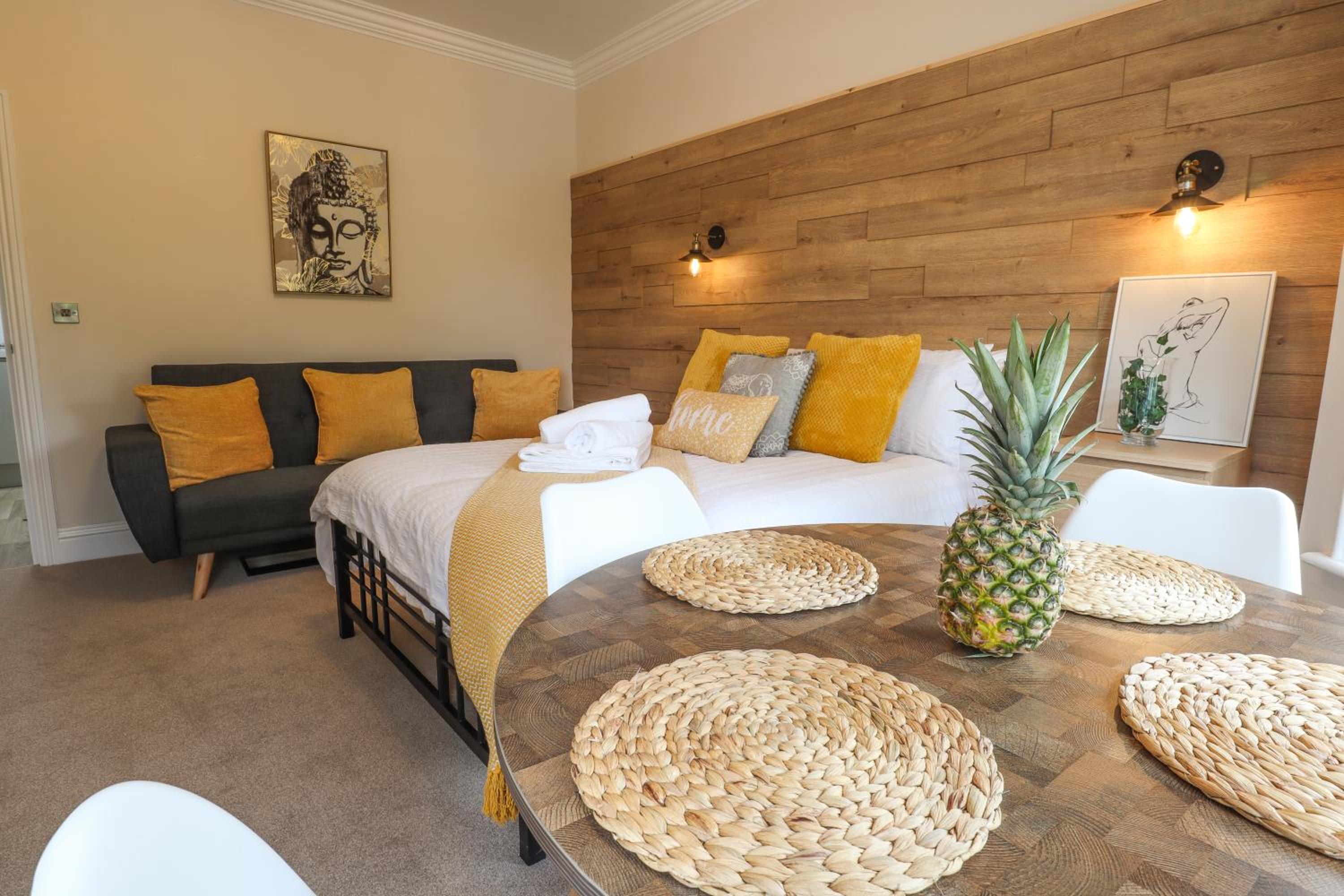 Cosy Two Beds, Close to Town, Beach, Hospital, Free Parking view 2