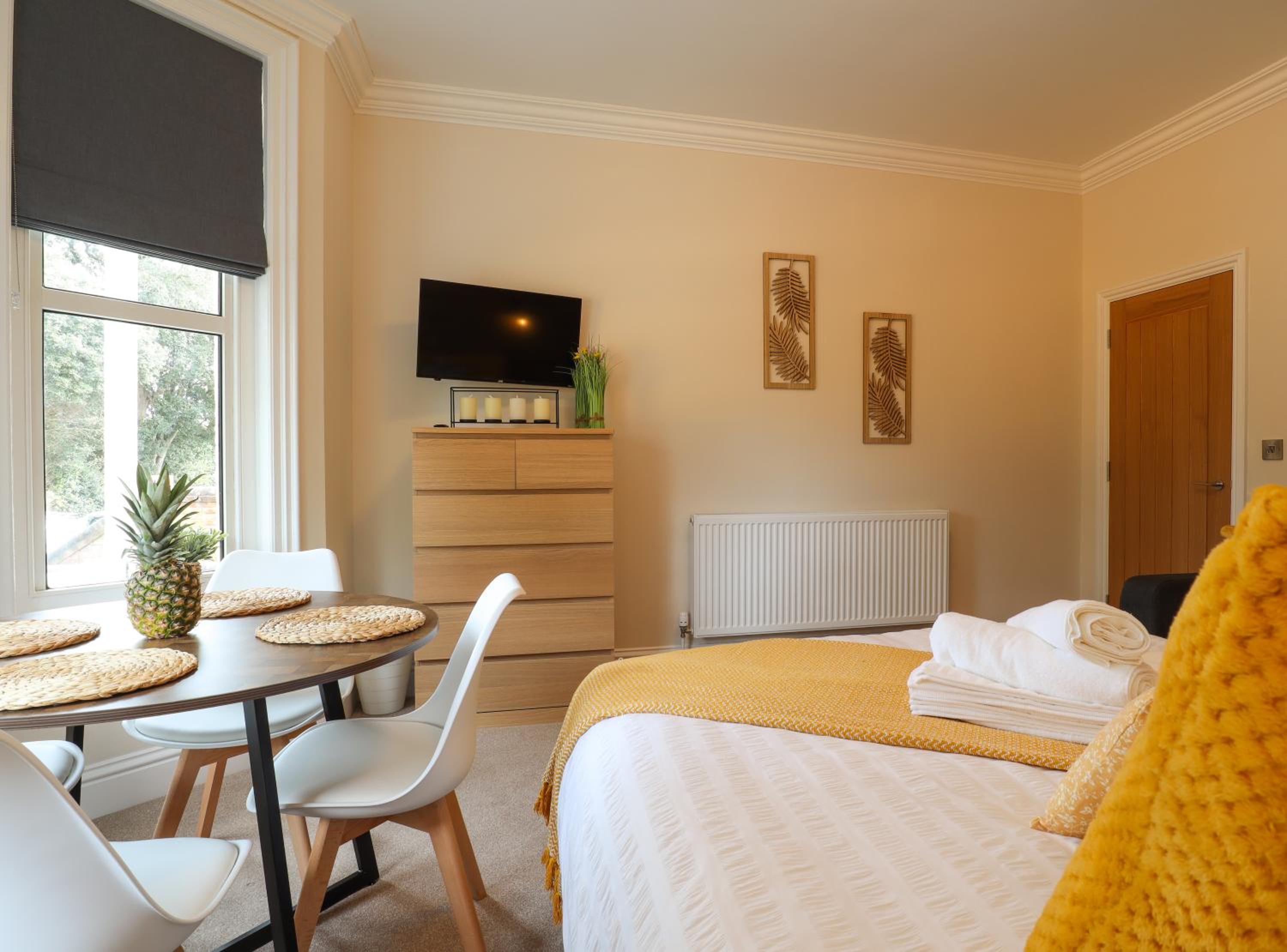Cosy Two Beds, Close to Town, Beach, Hospital, Free Parking view 5
