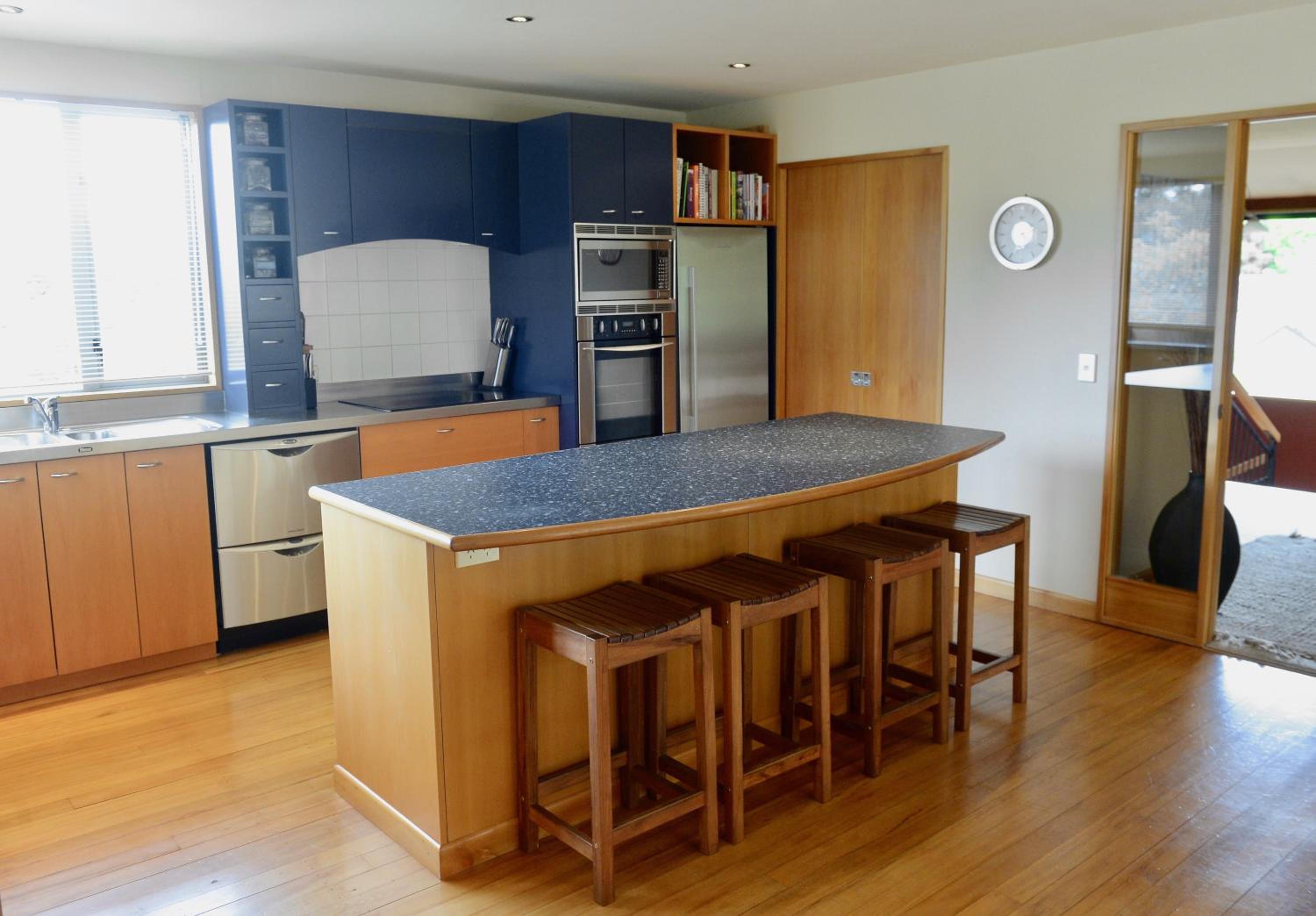 Sargood Splendour - Wanaka Holiday Home view 3