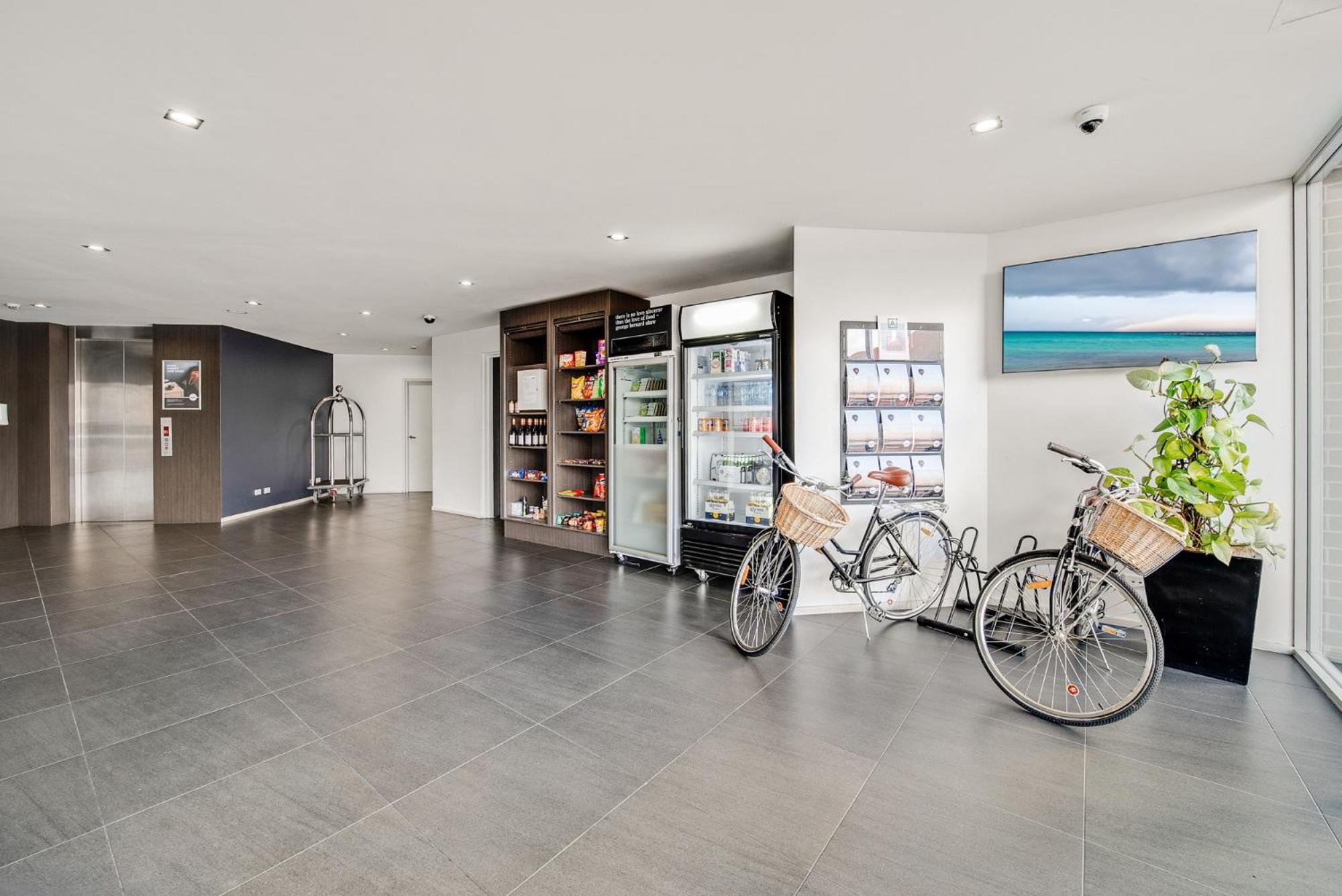 Comfy Lakeside 1-Bed with Secure Parking