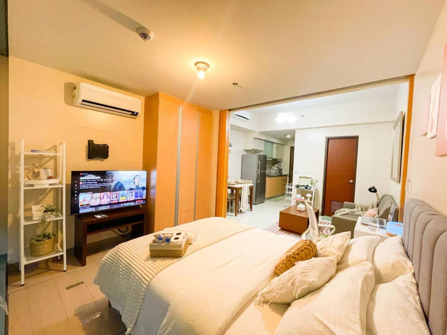 BGC's Best Condo Near Uptown Mall #oursw15o view 2