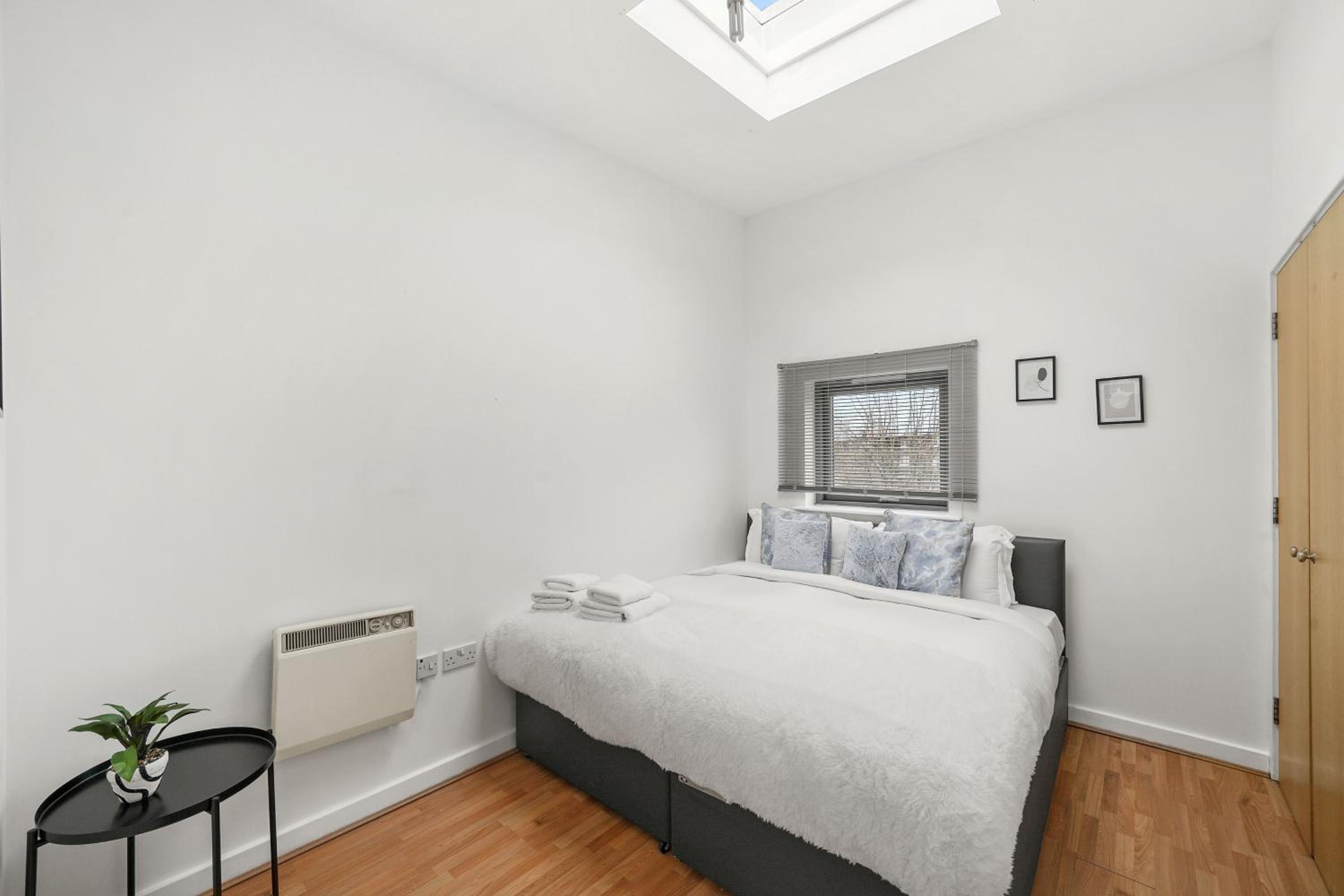 Two Bed London Apt with Balcony view 5