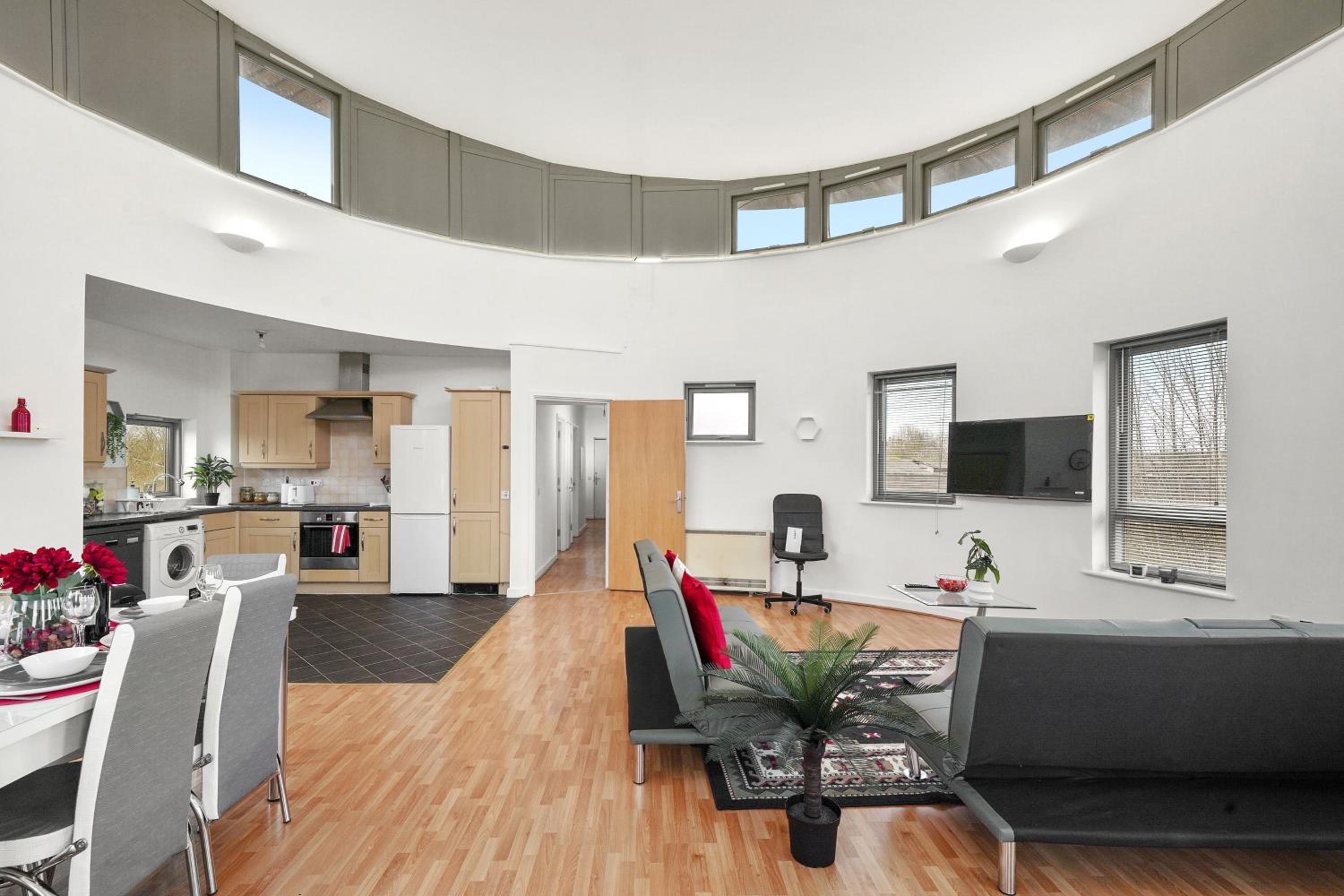 Two Bed London Apt with Balcony view 4