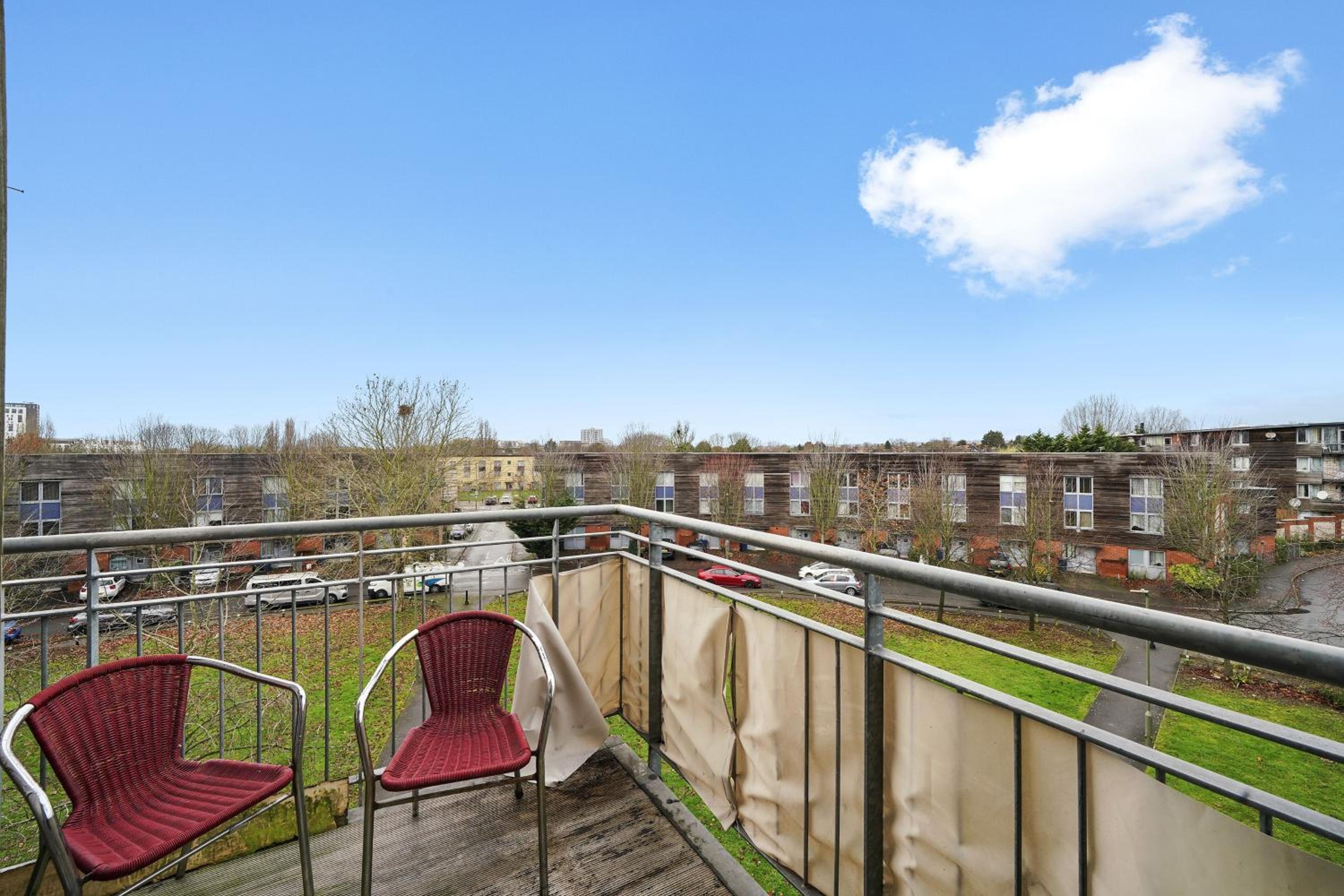 Two Bed London Apt with Balcony view 3