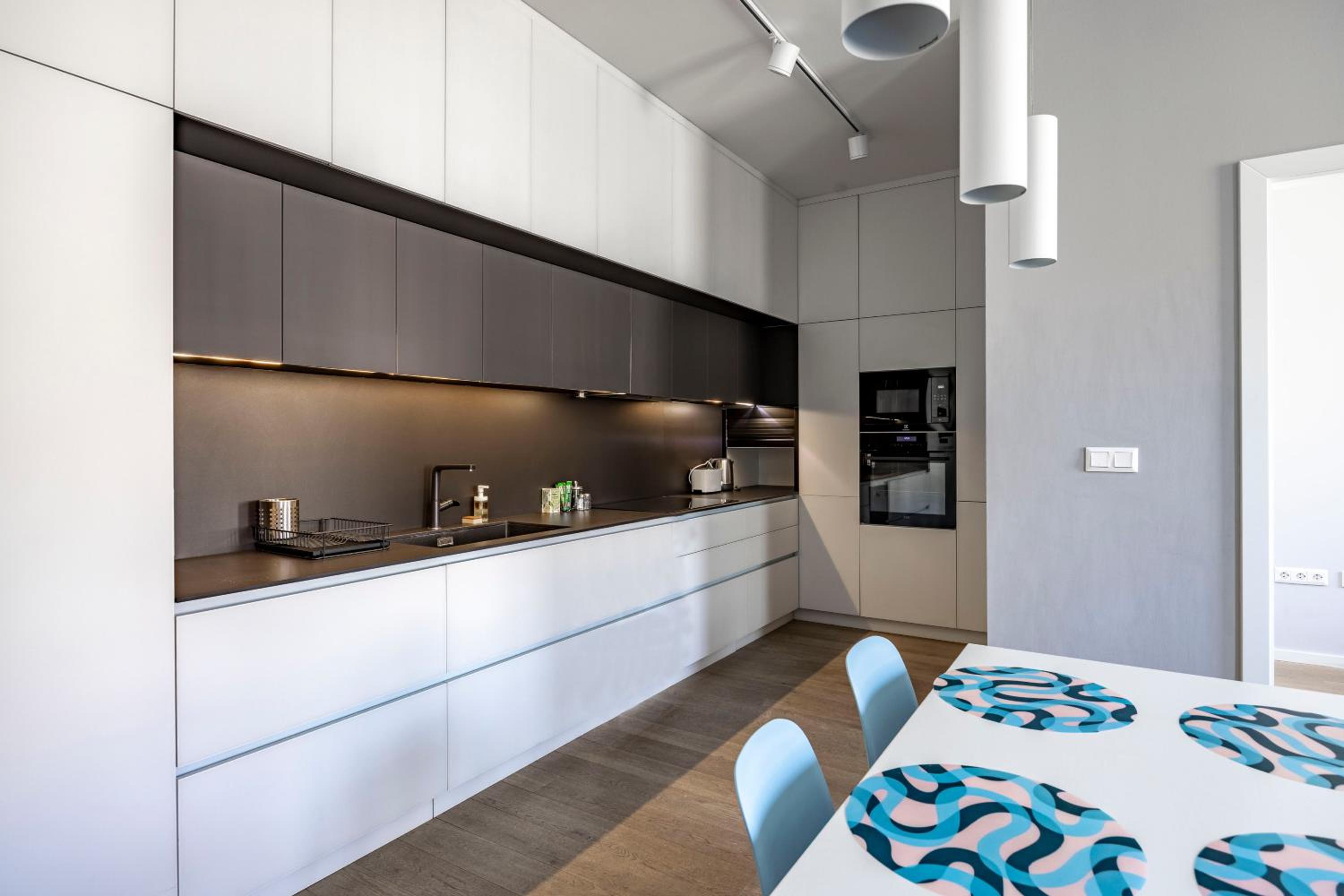 Stylish & Spacious Central Suite by Prestige Homes view 2
