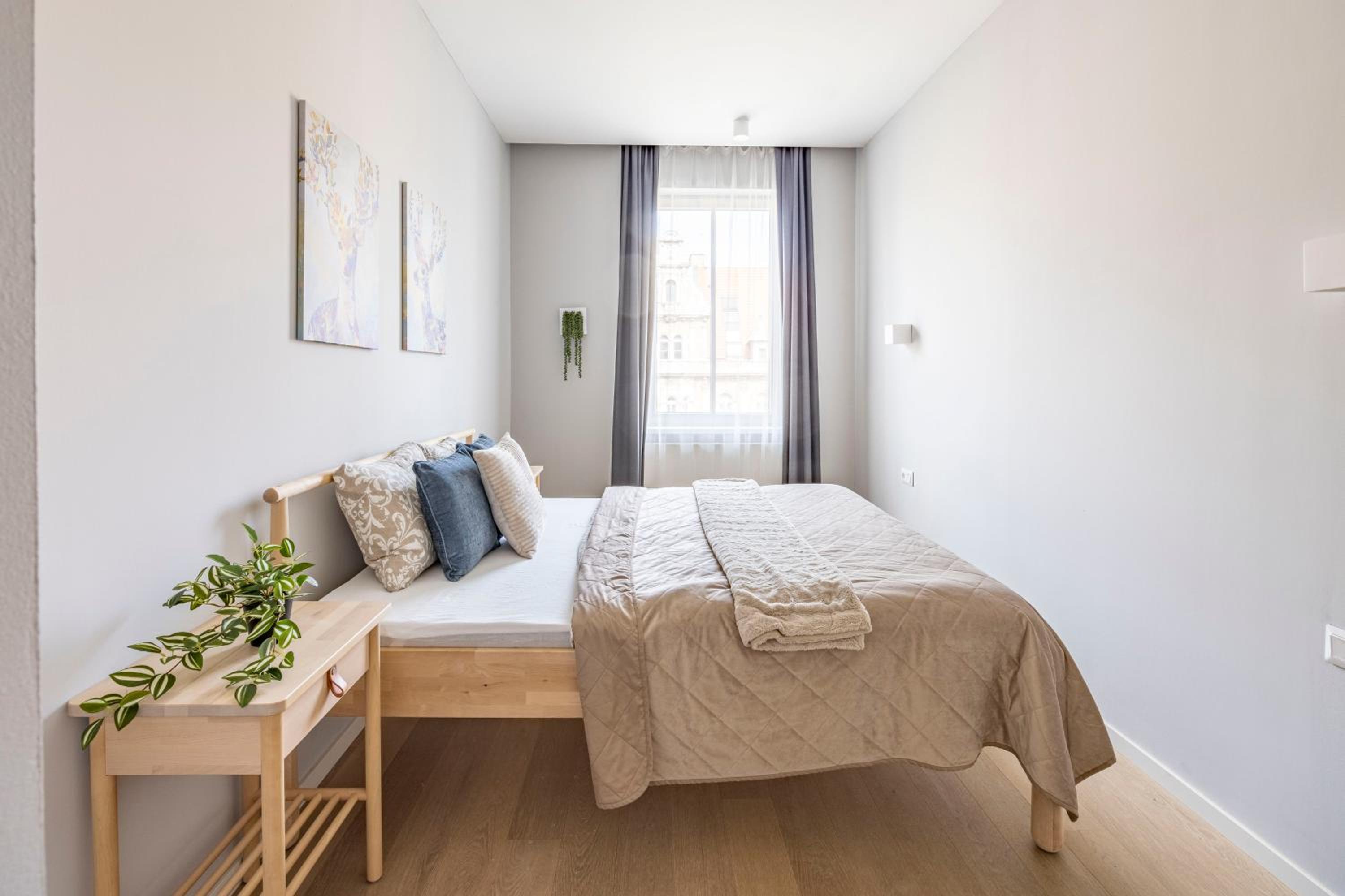 Stylish & Spacious Central Suite by Prestige Homes view 4
