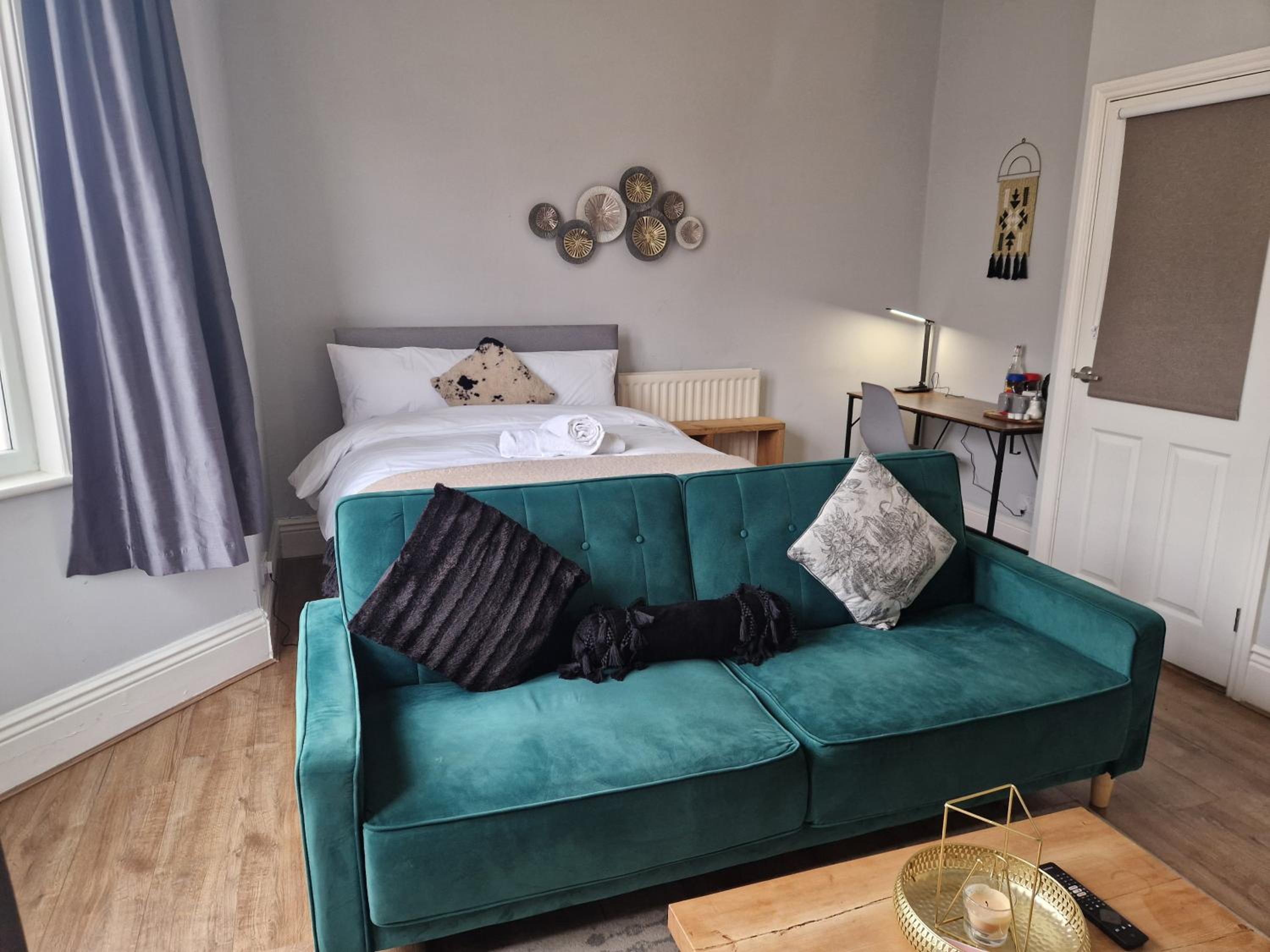 West Beck House Newcastle - Spacious Double Room view 5