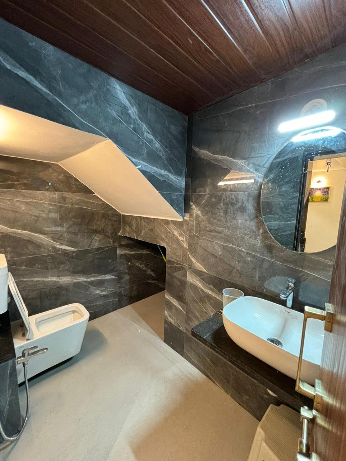 ll GOLDEN LEAF ll 3BHK ll AC ll view 4