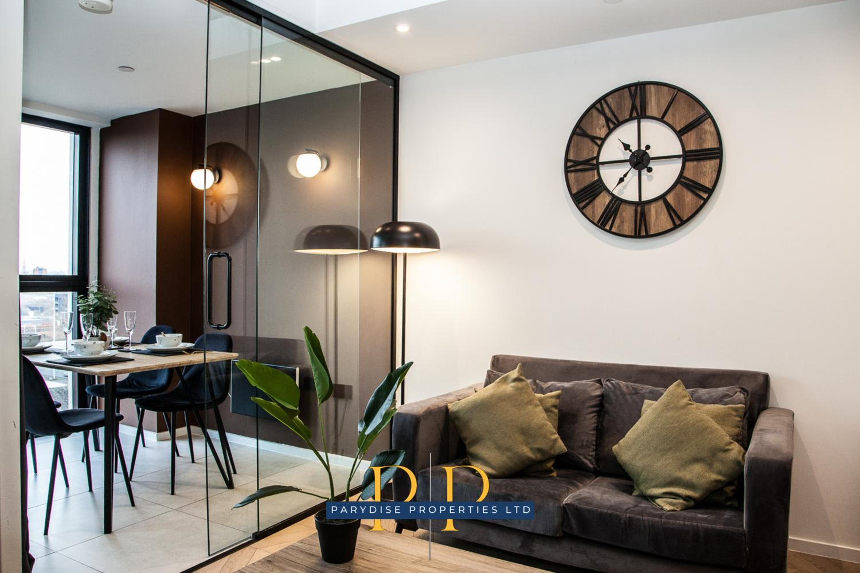 Mancunian Skyline Suite - Stylish & Bright 1-Bed near Deansgate and Manchester City Centre - Ideal For Business & Leisure Stays - By Parydise Properties view 5