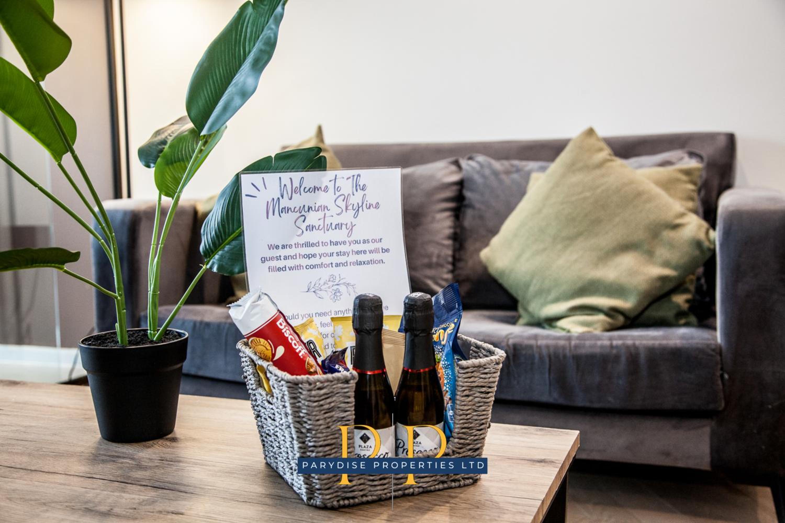 Mancunian Skyline Suite - Stylish & Bright 1-Bed near Deansgate and Manchester City Centre - Ideal For Business & Leisure Stays - By Parydise Properties view 4