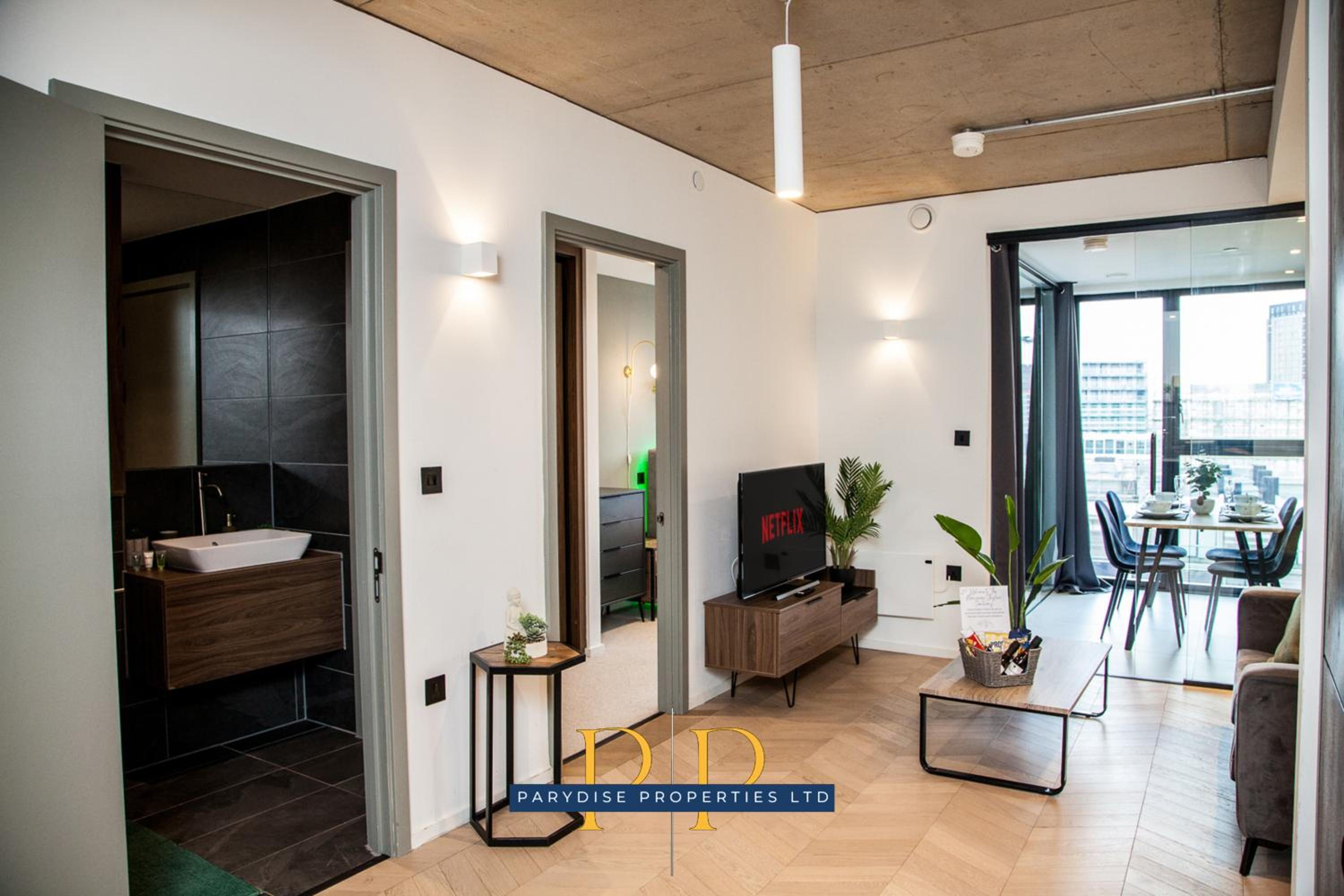 Mancunian Skyline Suite - Stylish & Bright 1-Bed near Deansgate and Manchester City Centre - Ideal For Business & Leisure Stays - By Parydise Properties view 3