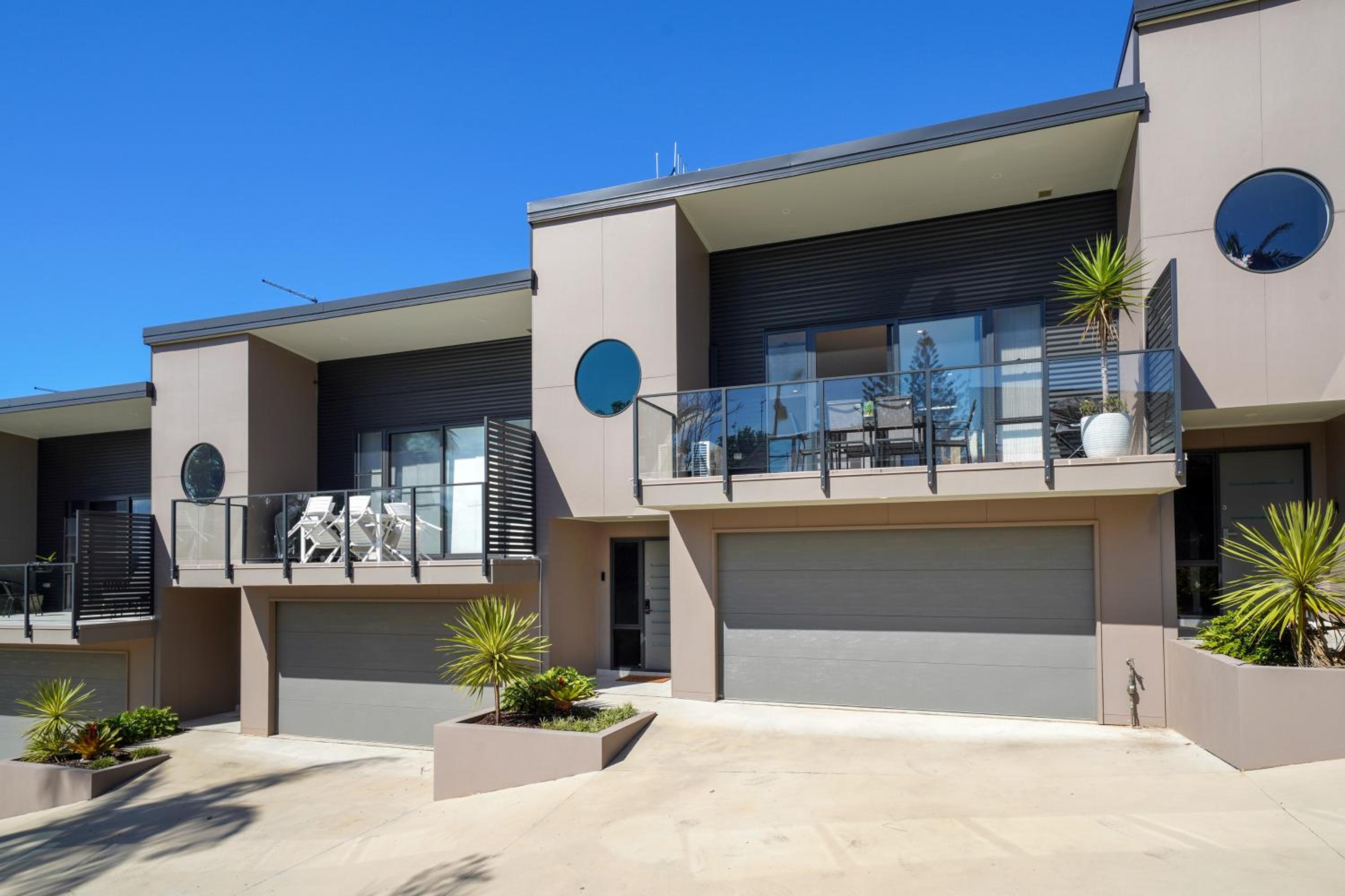 Stylish 4BR Retreat with Water Views