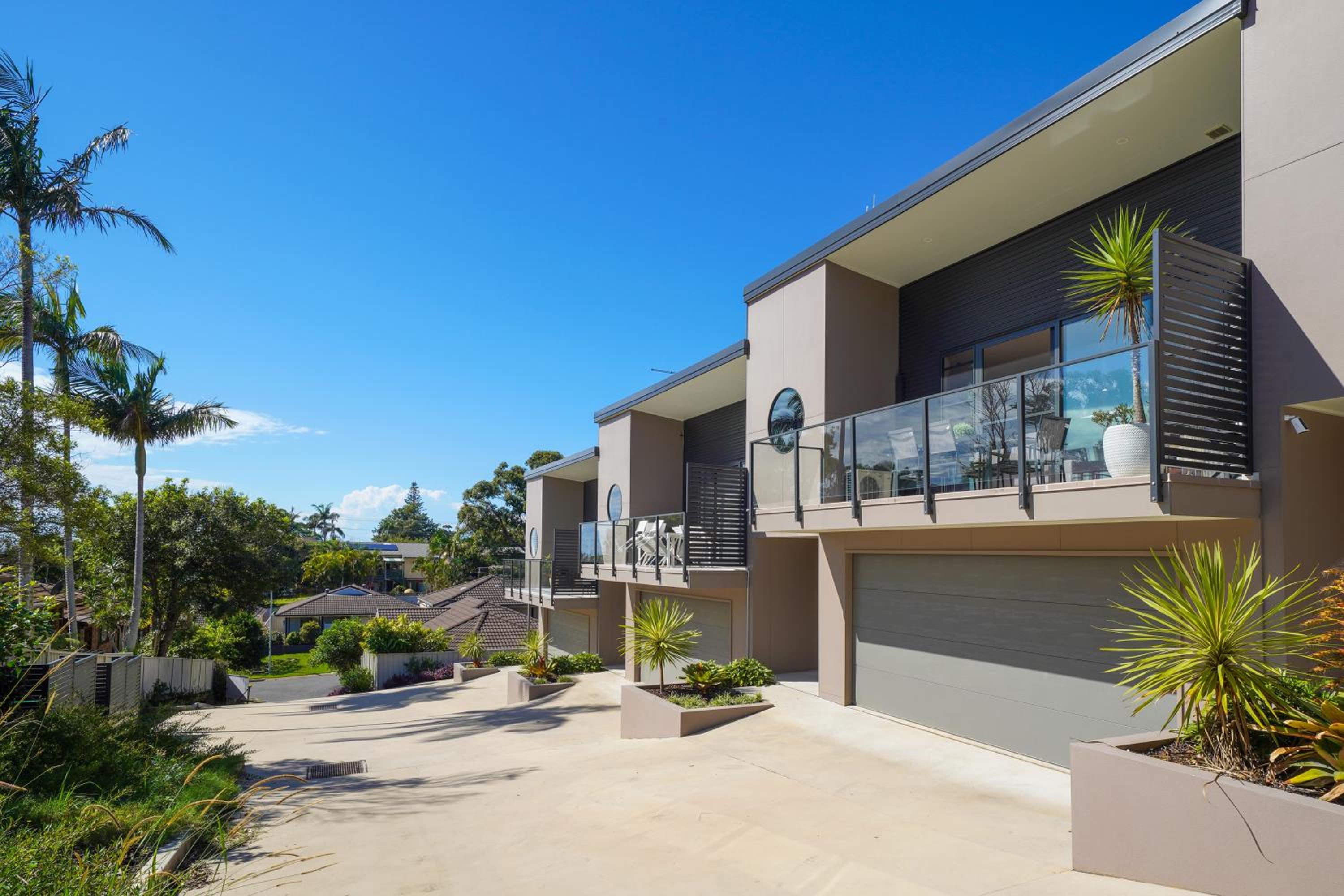 Hotel Spacious 4BR w/ Water Views - Image 1