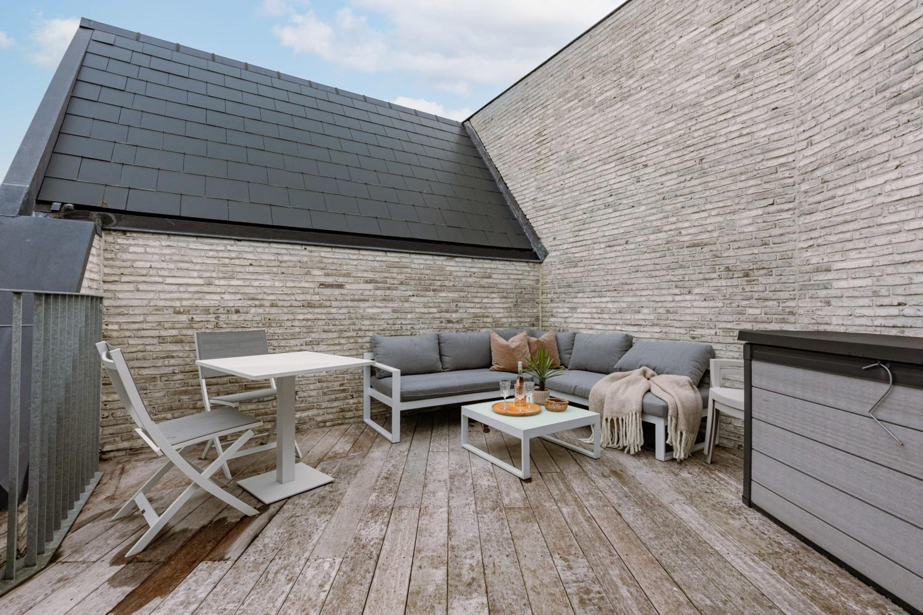 Huswell - Spacious top-floor apartment with private parking