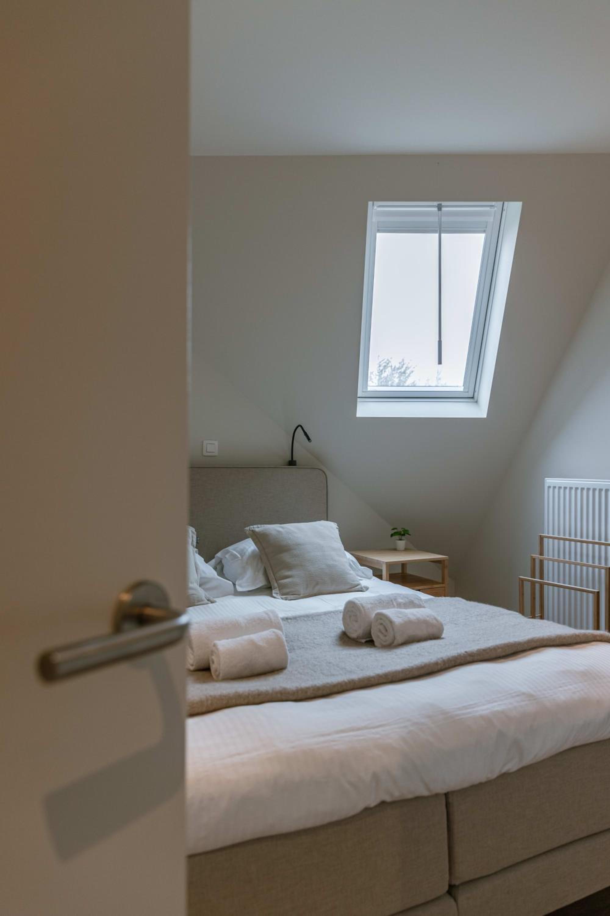 Huswell - Spacious top-floor apartment with private parking