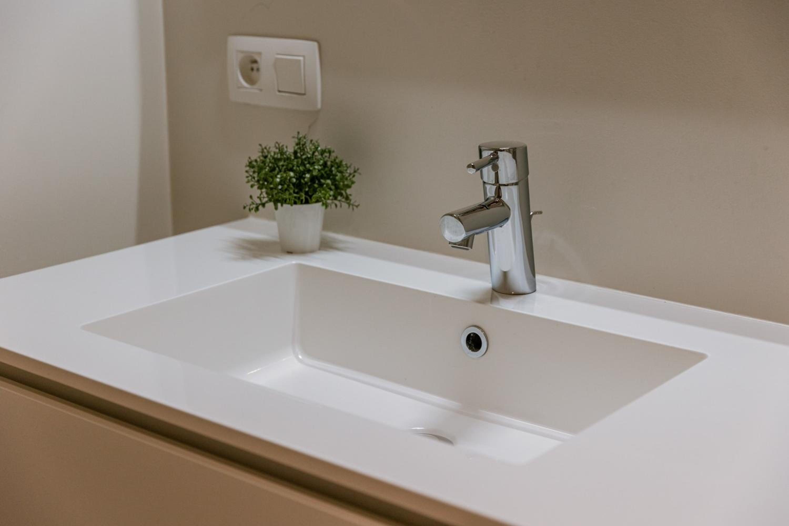 Huswell - Spacious top-floor apartment with private parking