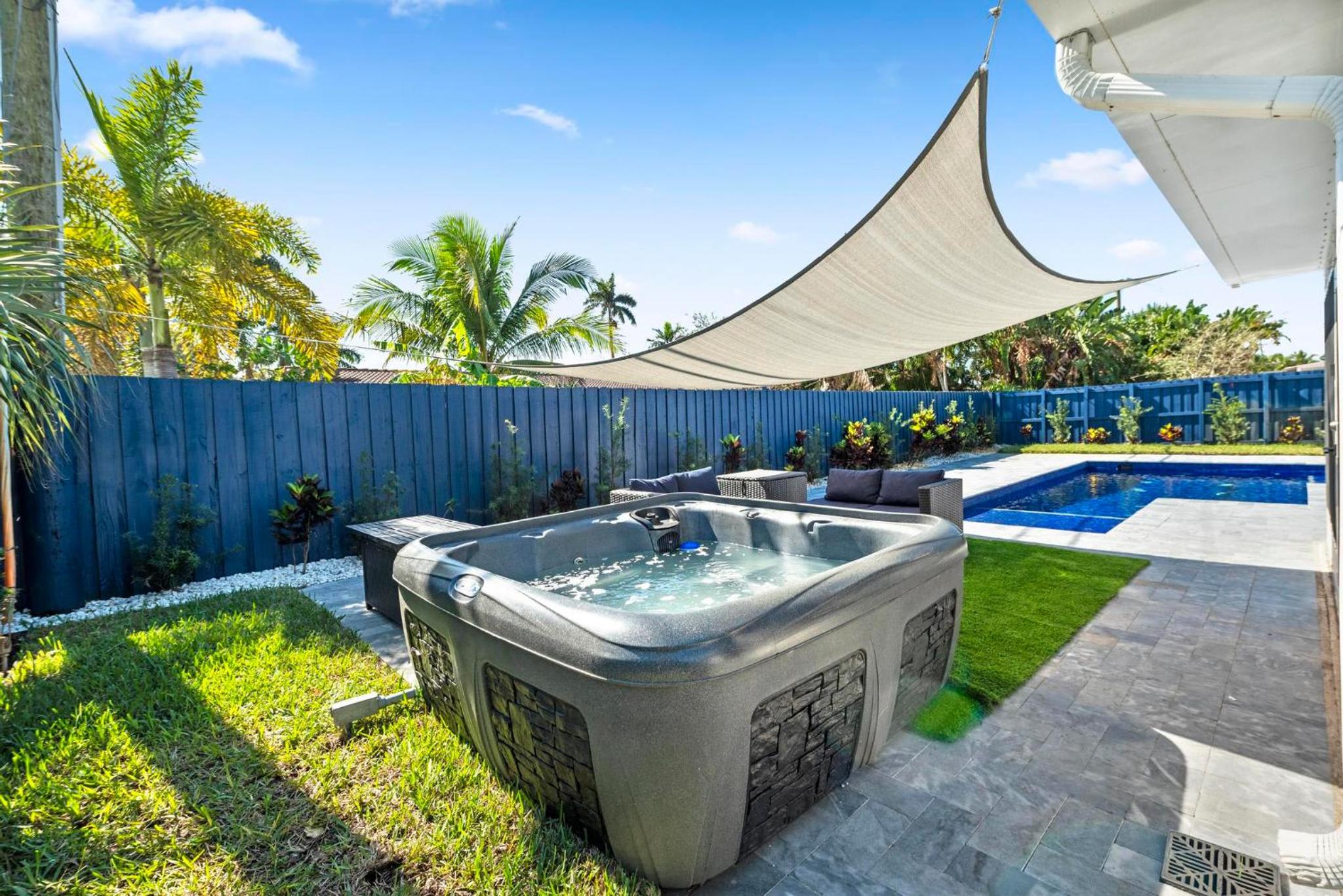 BnB Hyperion - Sunny Oasis w Pool & Florida Room