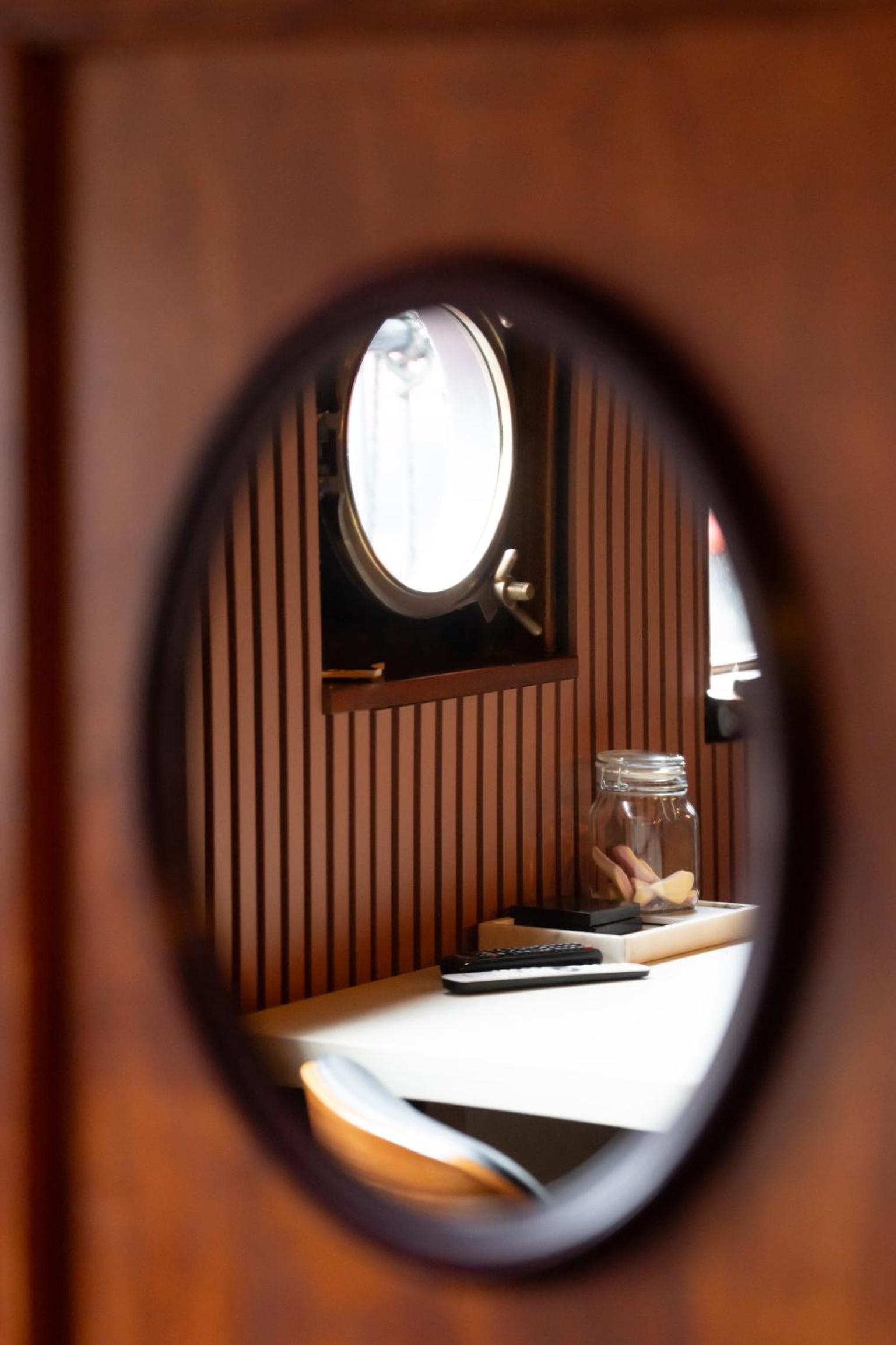 Houseboat-Amsterdam-Classic