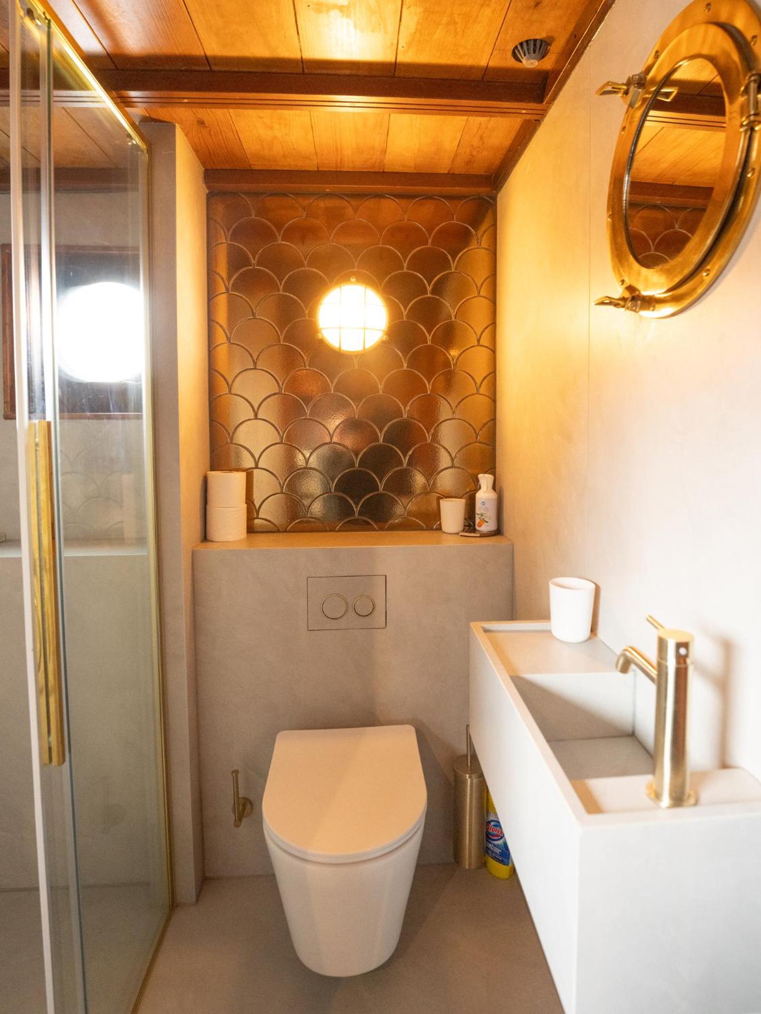 Houseboat-Amsterdam-Classic