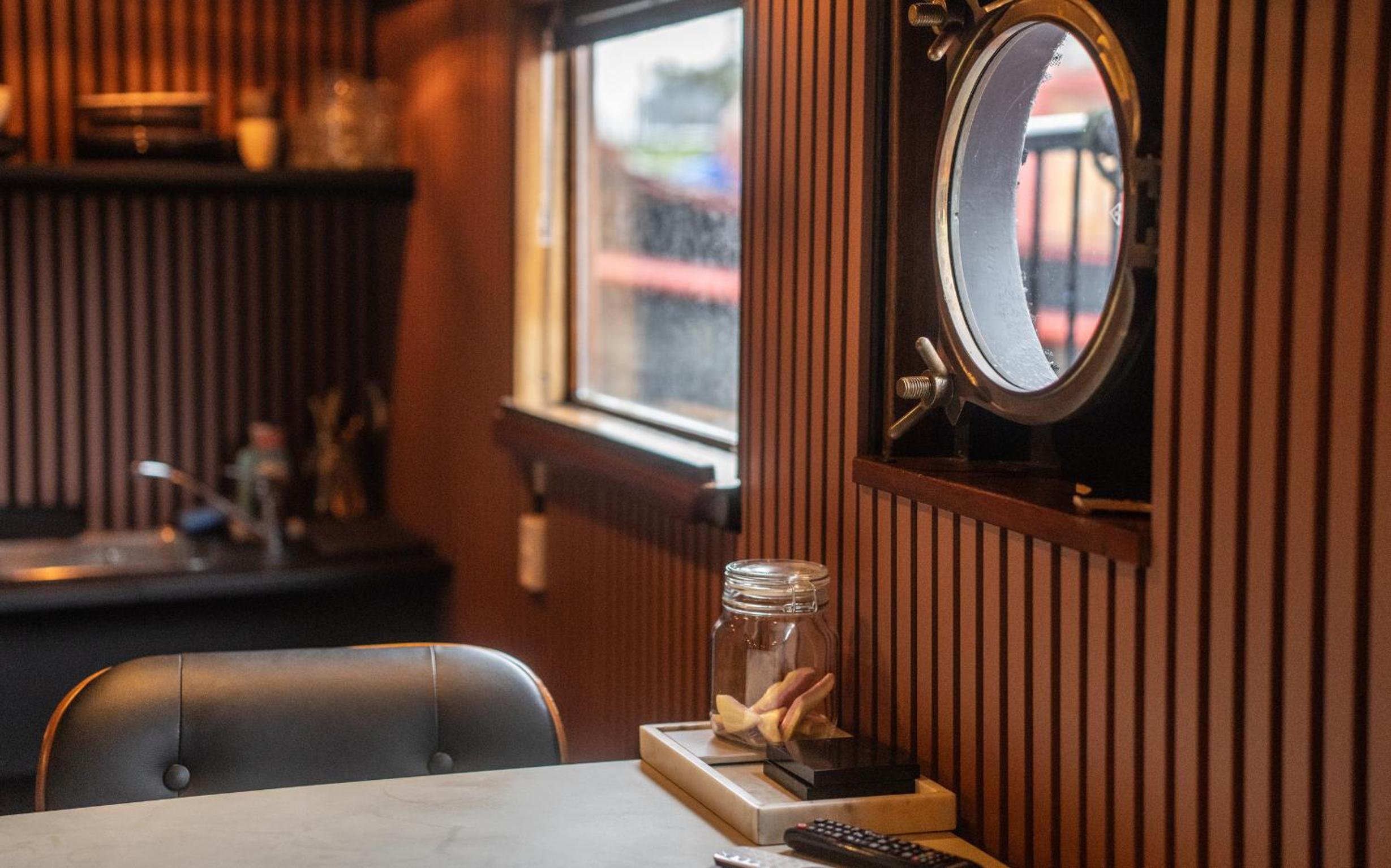 Houseboat-Amsterdam-Classic