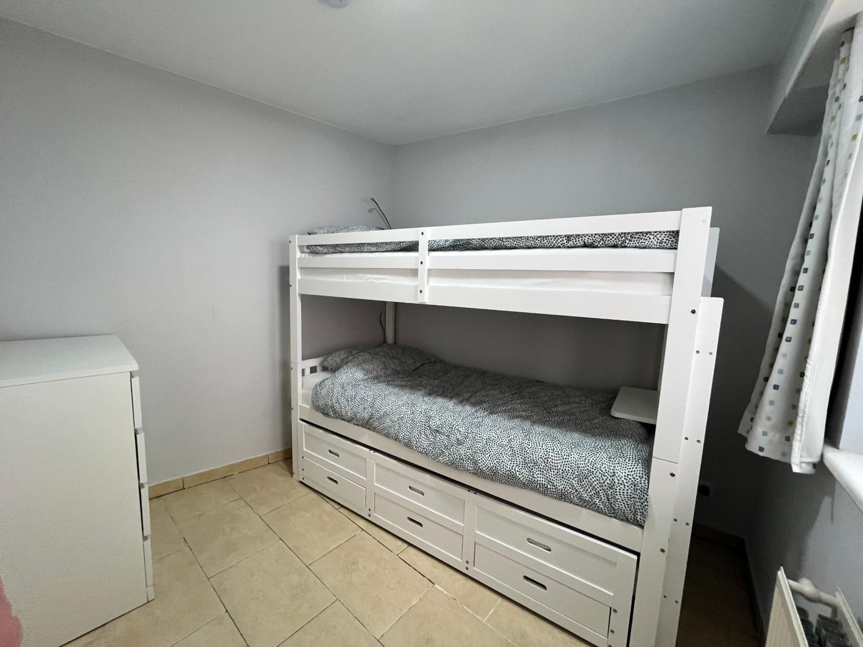 'Broker' - Amazing 2 bedroom apartment near the beach