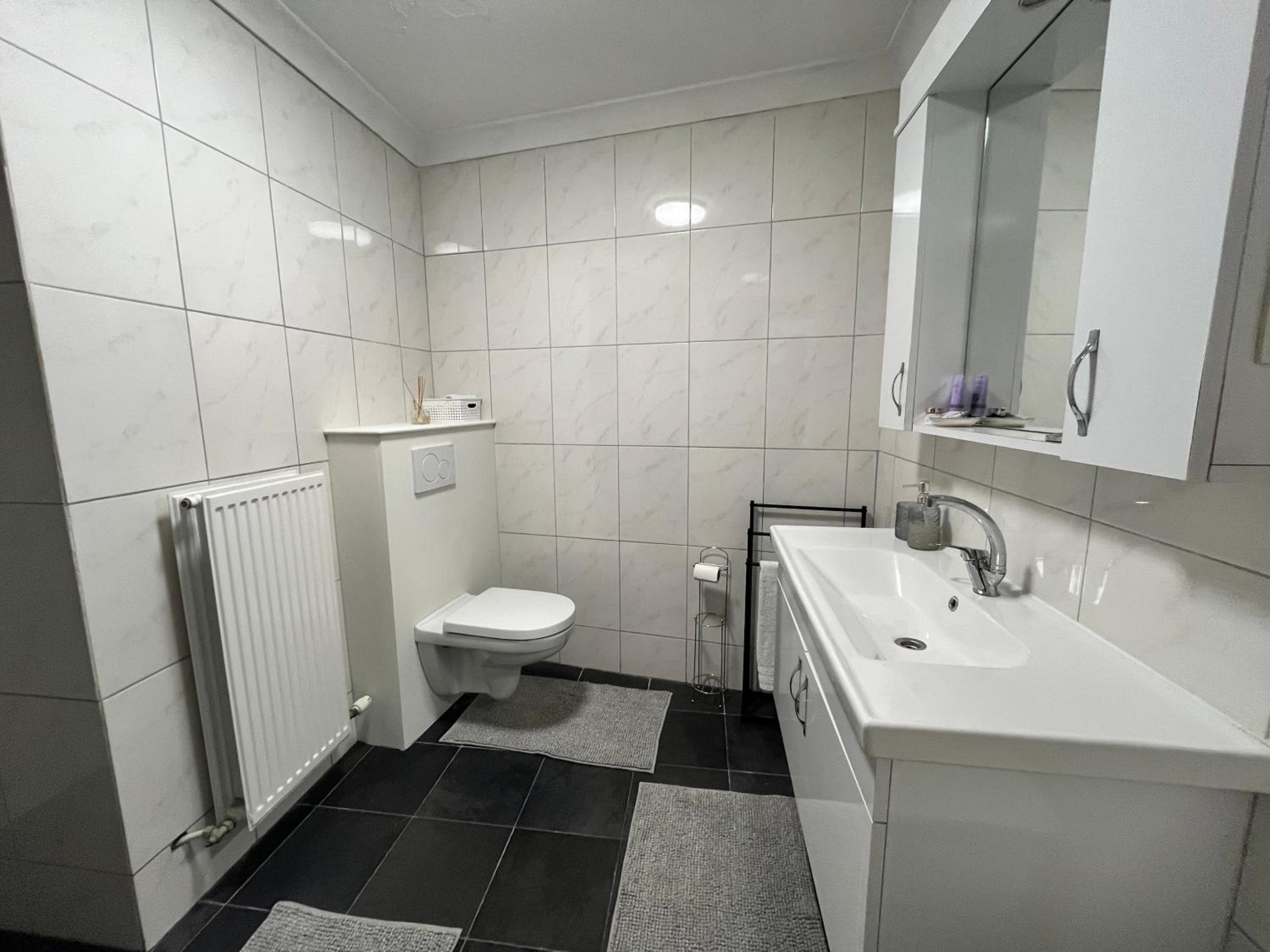 'Broker' - Amazing 2 bedroom apartment near the beach