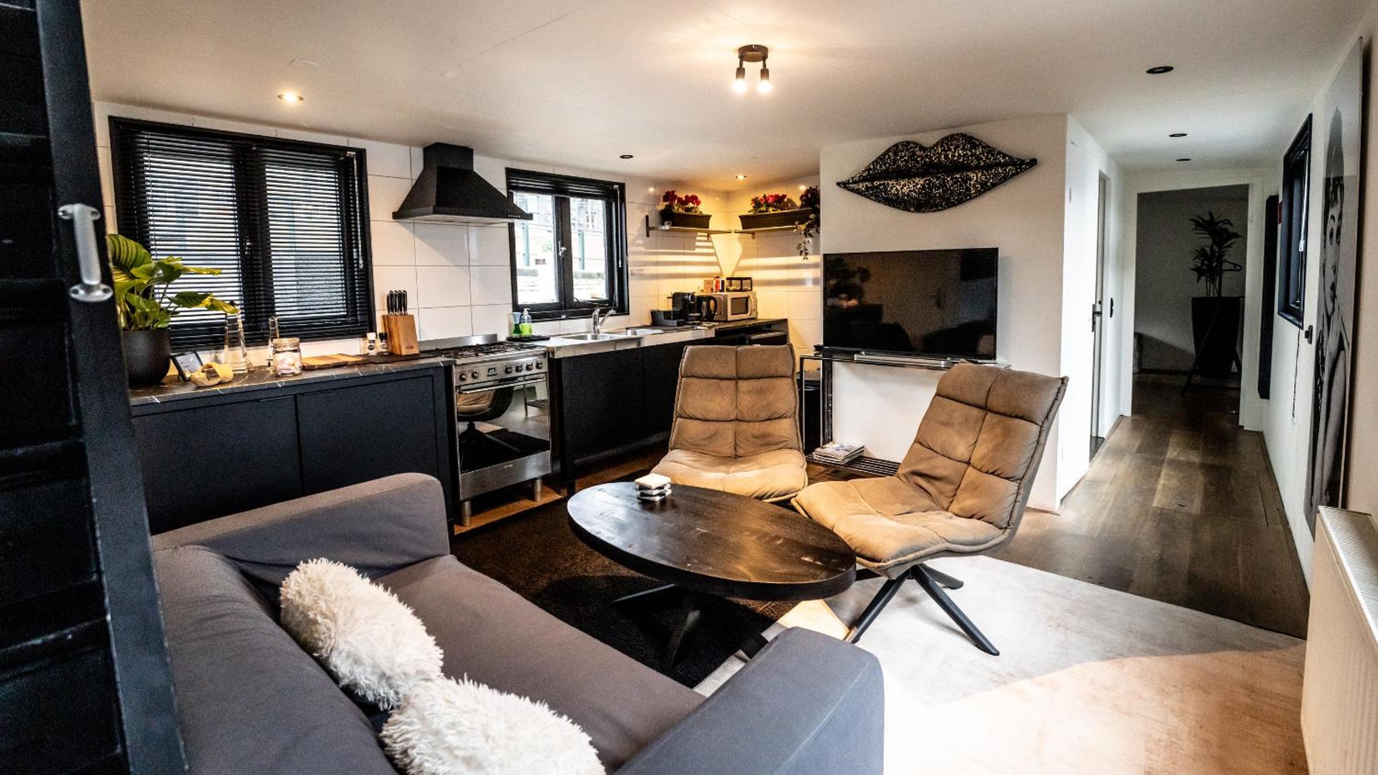 Houseboat-Amsterdam