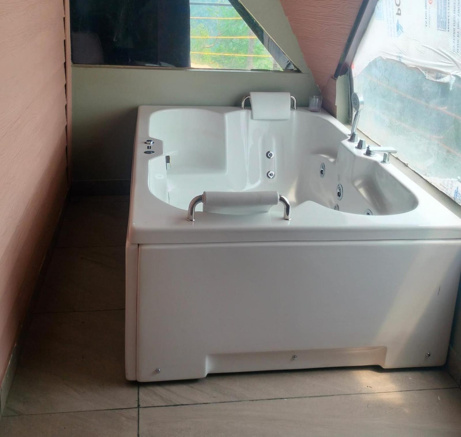 Unidome w/ Jacuzzi at the Soul Stroll Cottages view 4