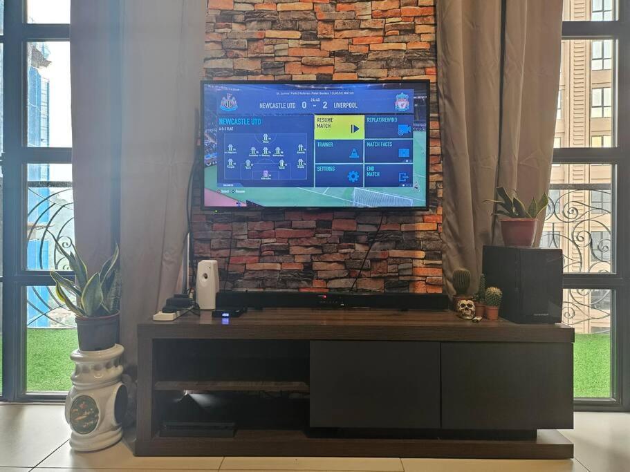 RilekLU - Designer Loft l PS4 l Pool l Netflix l Garden photo 4