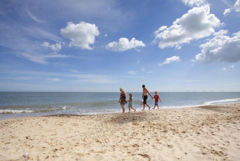 Family Chalets - 5 mins walk to beach, nr Great Yarmouth & Norfolk Broads view 3