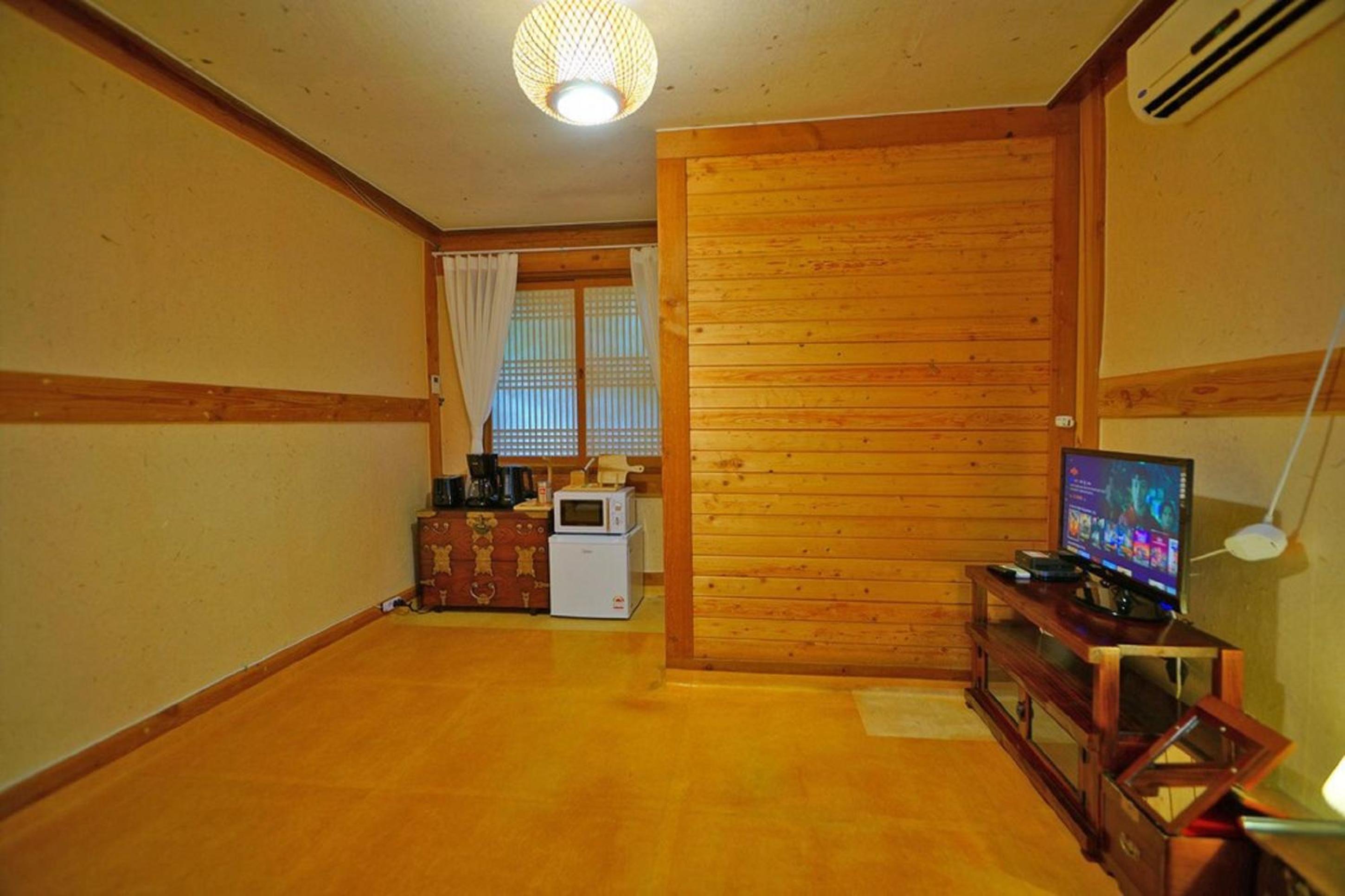 Hanok Gotaek Goeul