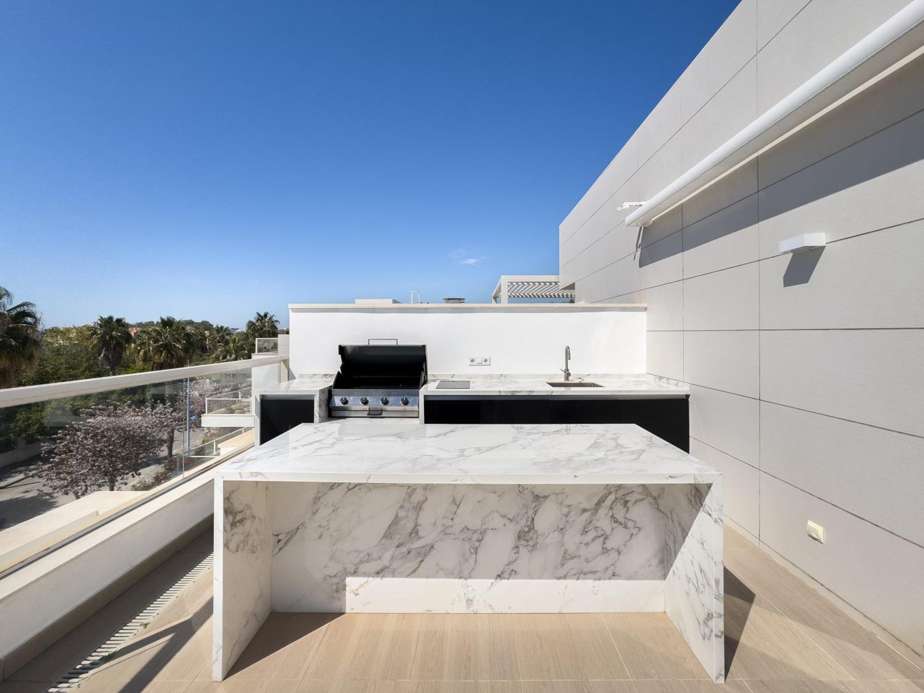 BEACHFRONT LUXURY ROOFTOP PENTHOUSE WIFi POOLS GRILL I O NAC PADDLE