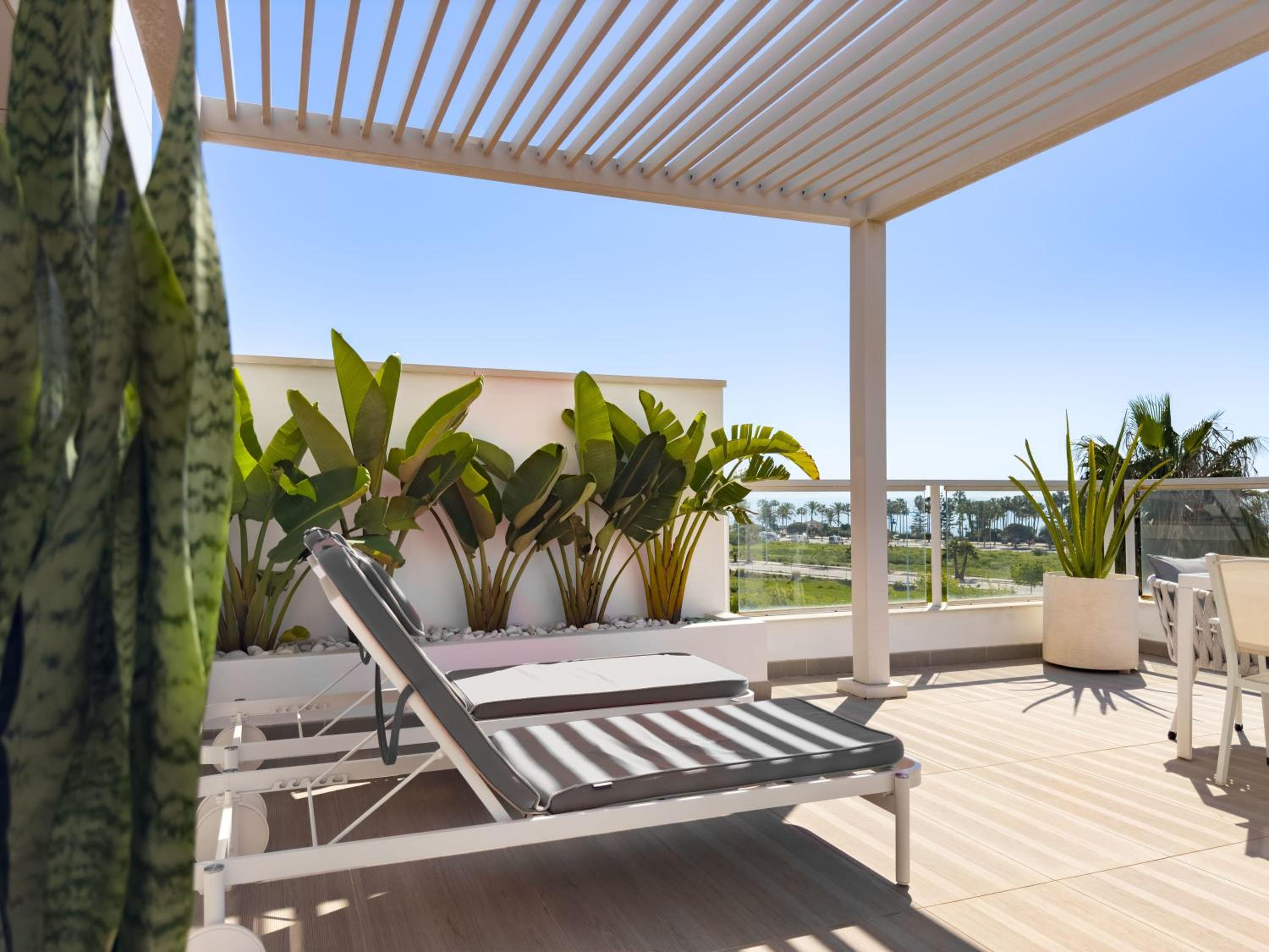 BEACHFRONT LUXURY ROOFTOP PENTHOUSE WIFi POOLS GRILL I O NAC PADDLE