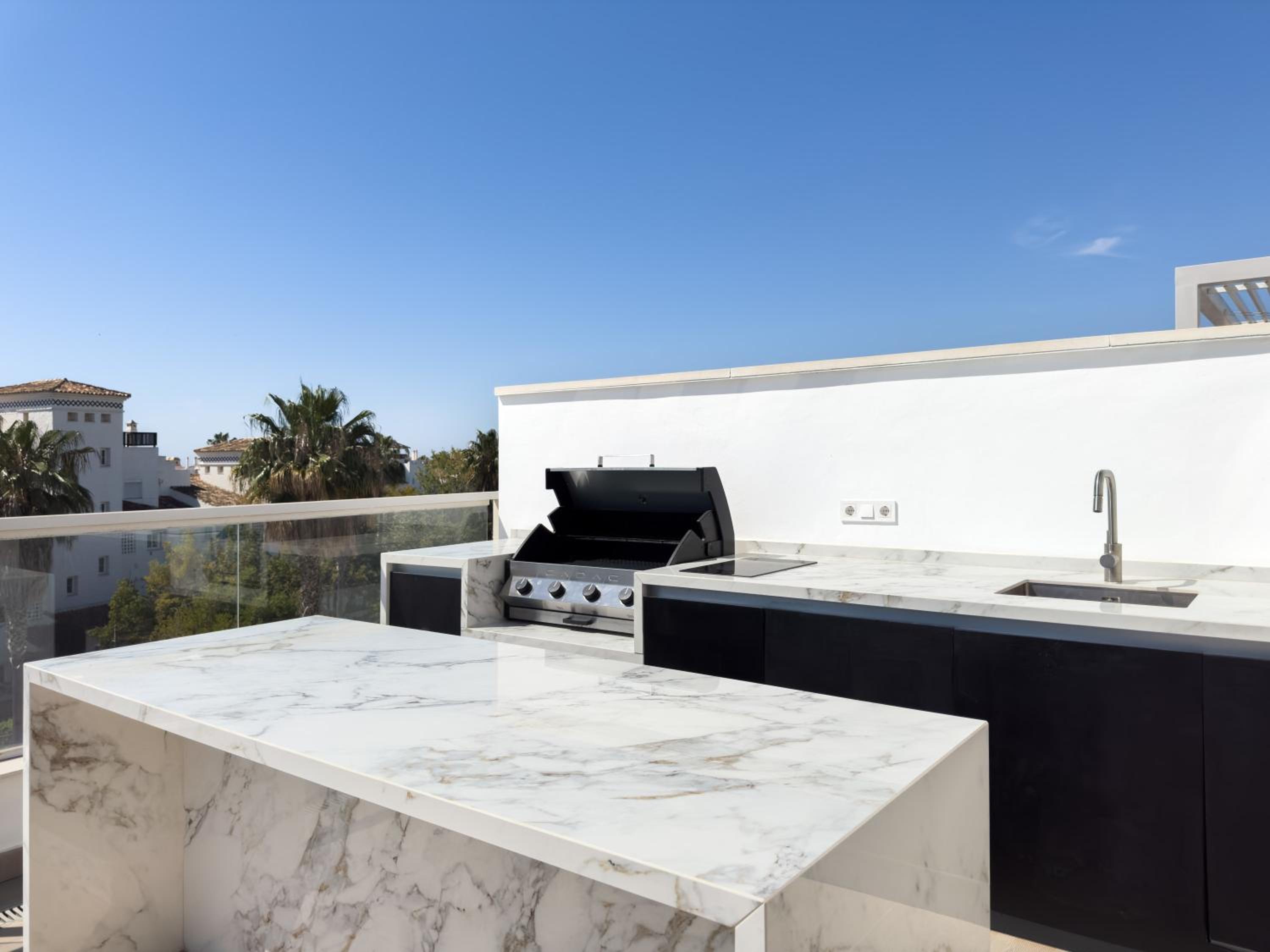 BEACHFRONT LUXURY ROOFTOP PENTHOUSE WIFi POOLS GRILL I O NAC PADDLE